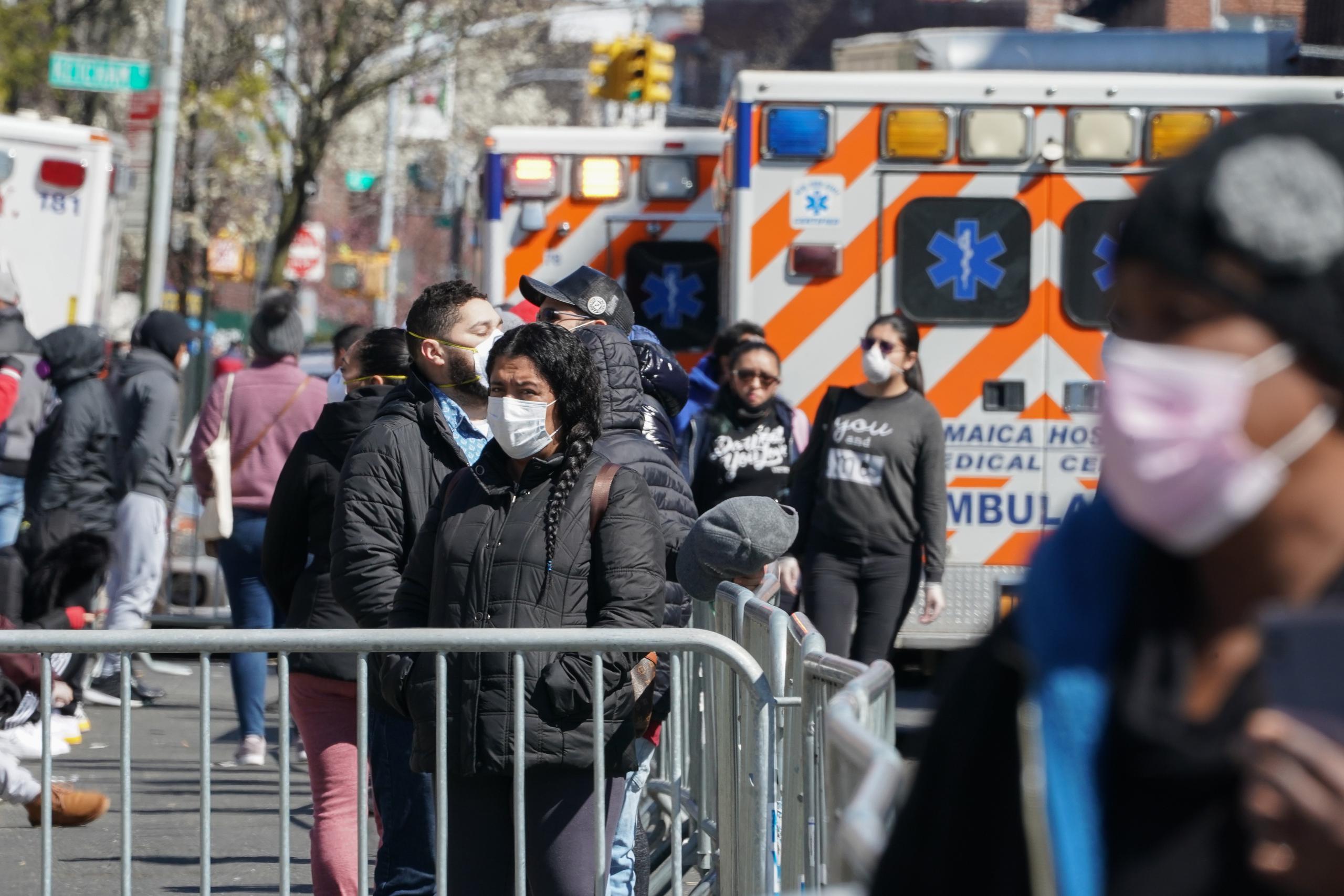 Personas esperan en fila en Nueva York para hacerse la prueba del coronavirus