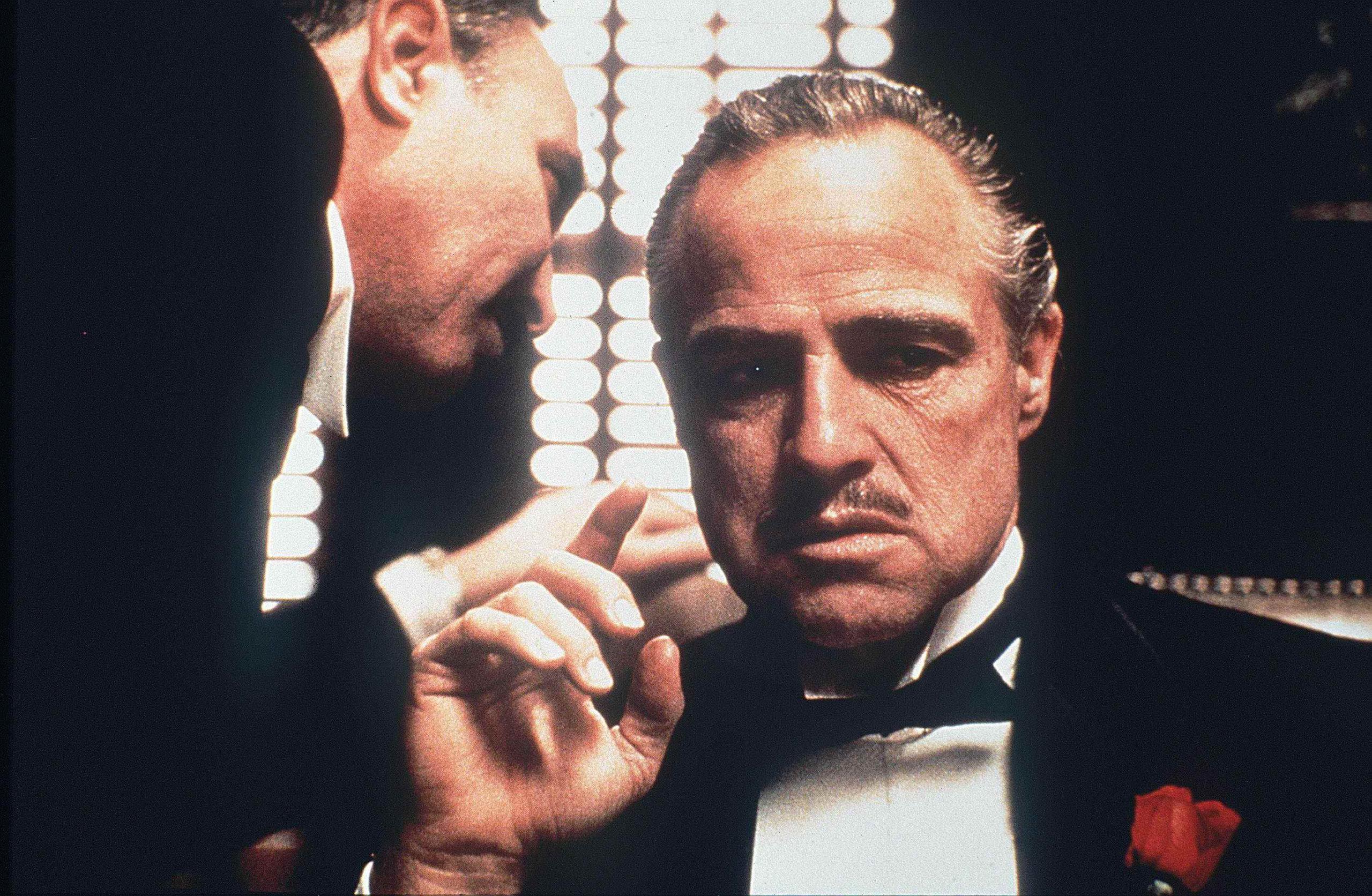 Vito Corleone, personaje interpretado por Marlon Brando, escucha la petición de Amerigo Bonasera en "The Godfather". (GFR Media/Archivo)