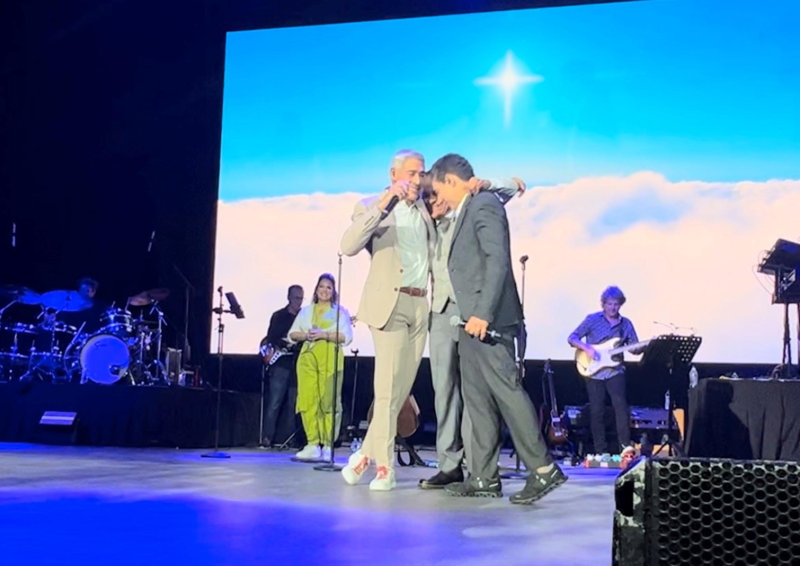 Johnny Lozada, Miguel Cancel y Ricky Meléndez se abrazan luego de interpretar la canción “Si tú no estás”.