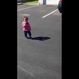 Vídeo de niña que le teme a su propia sombra se vuelve viral 