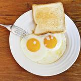 ¿Le ha salido un huevo “premia’o” con dos yemas?