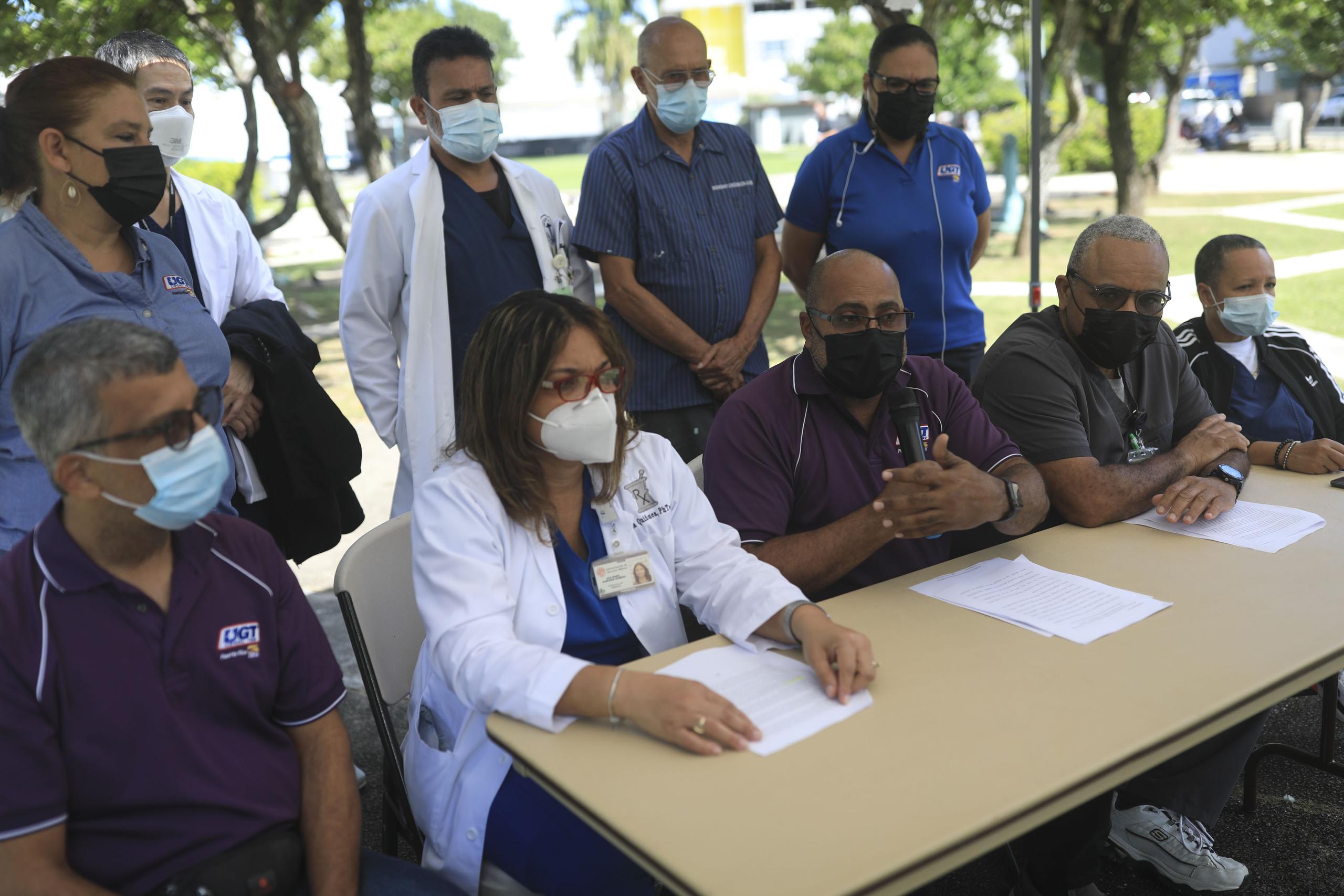 Empleados de salud y líderes sindicales celebraron el miércoles una conferencia de prensa para exigirle al gobierno que atienda las necesidades del personal.