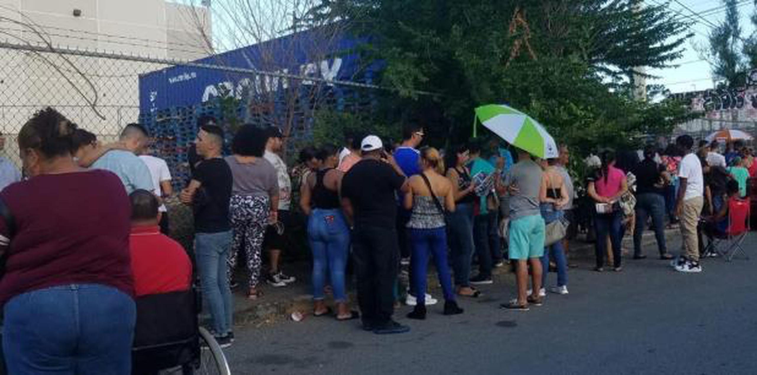 Decenas de personas hicieron filas al sol esperando ayer en la tarde la apertura de la tienda Walmart en Santurce –entre otras– para beneficiarse de los especiales. (nydia.bauza@gfrmedia.com)