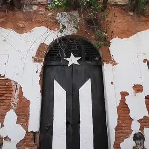Vandalismo en la bandera pintada en puerta del Viejo San Juan