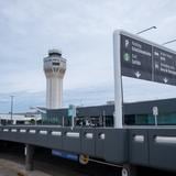 Arrestan en el aeropuerto a fugitivo acusado de violación al registro de ofensores sexuales