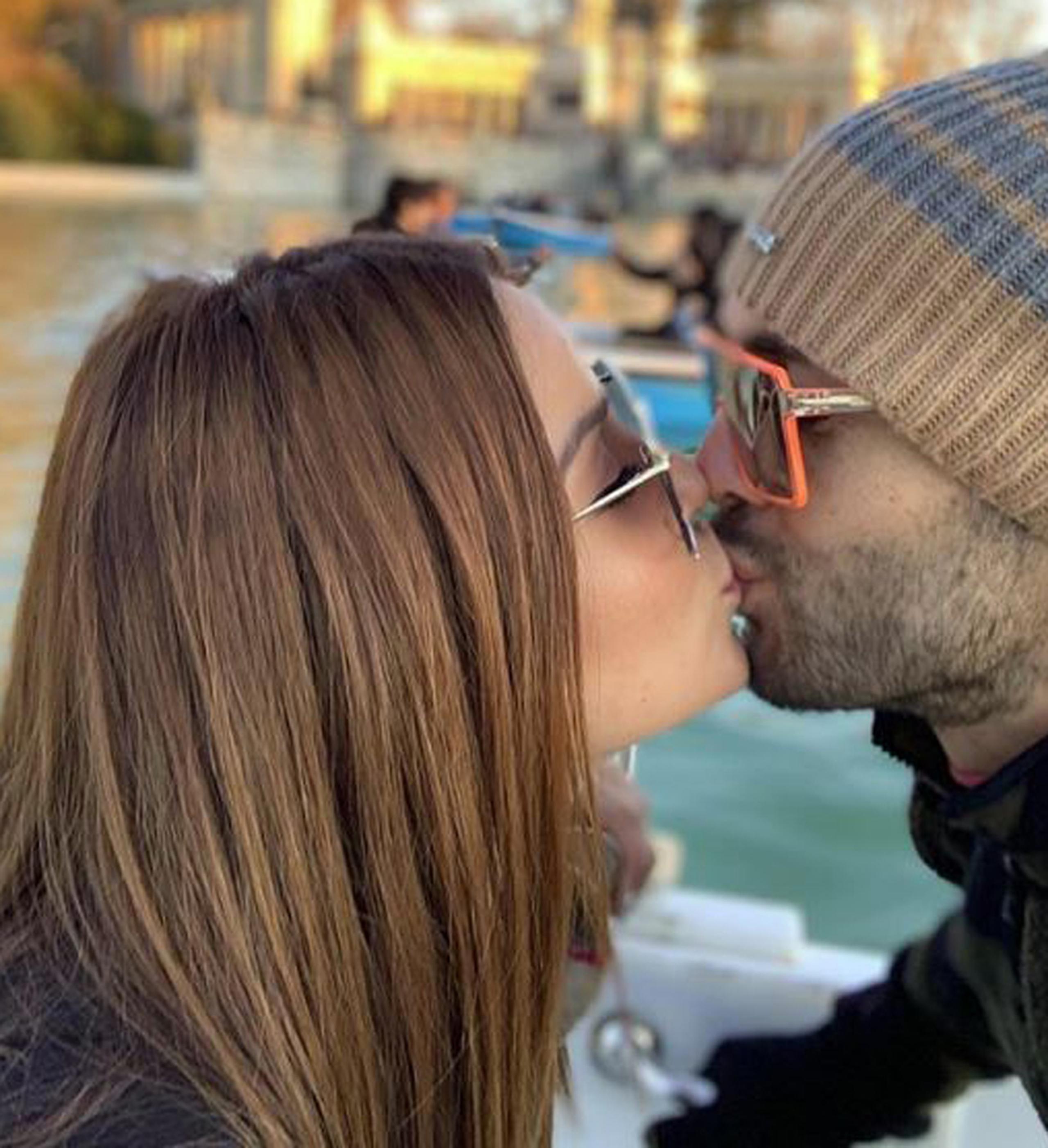 Gredmarie Colón y Fredito Mathews besándose en España. (Instagram / @fredito_mathews)