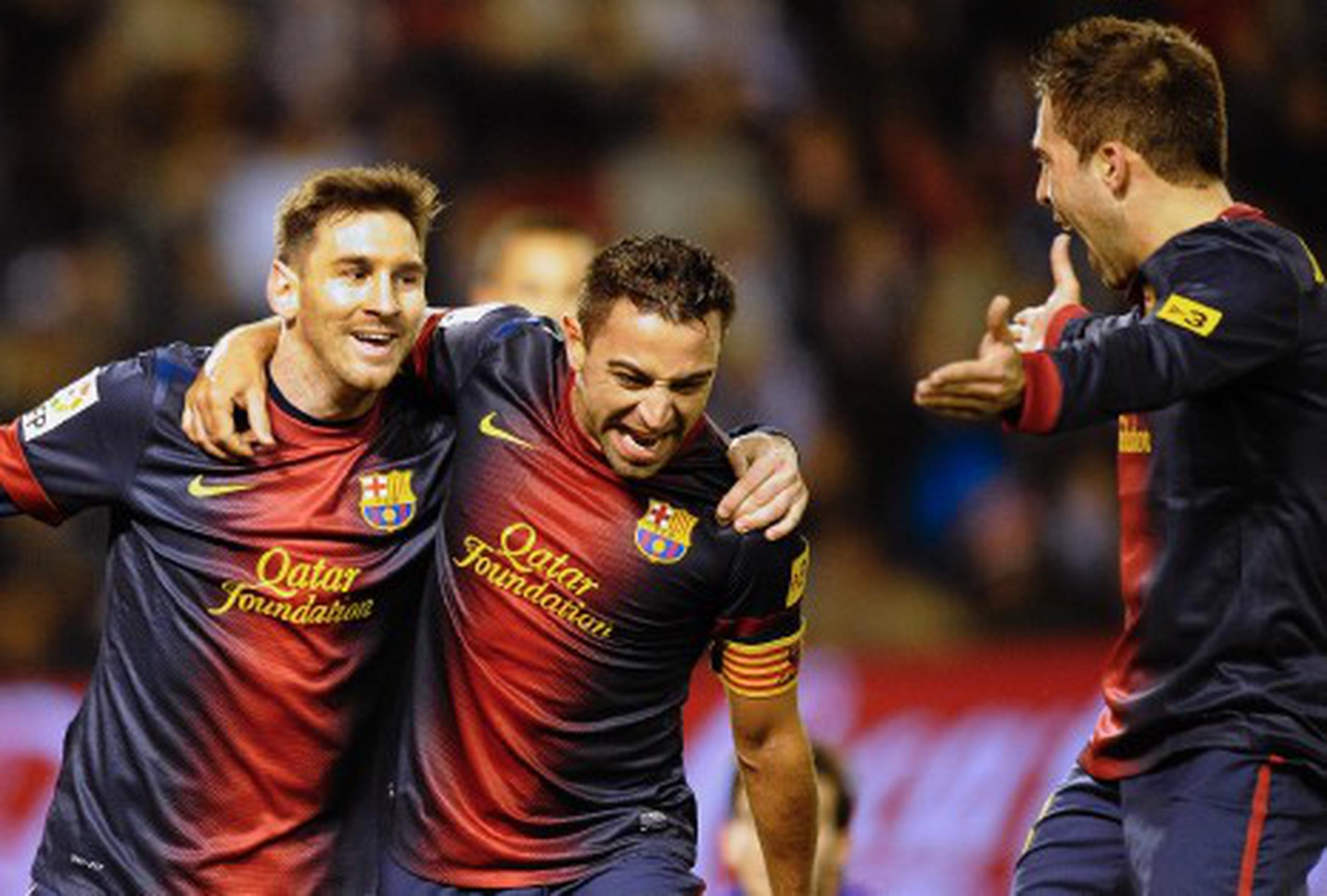 Lionel Messi, Xavi Hernández y Jordi Alba celebran una de las tres anotaciones que consiguió el onceno azulgrana el sábado. (AP / Israel l.Murillo)