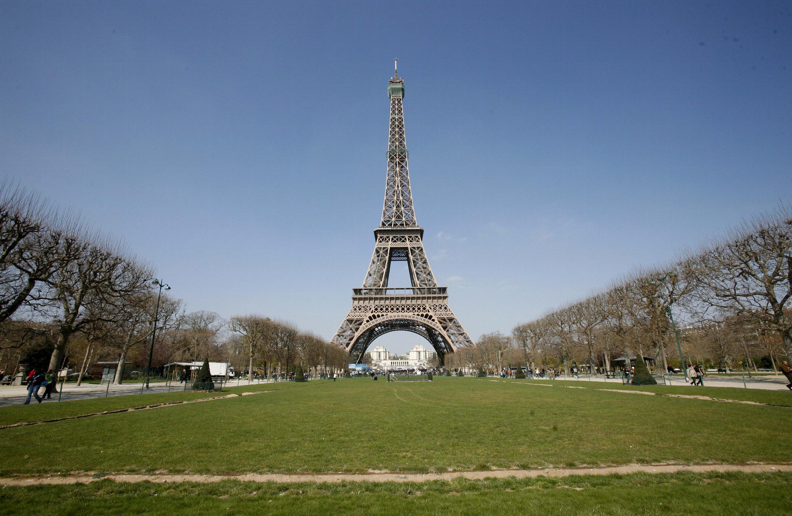 La Torre Eiffel recibe siete millones de visitantes al año, un 75% de ellos extranjeros.