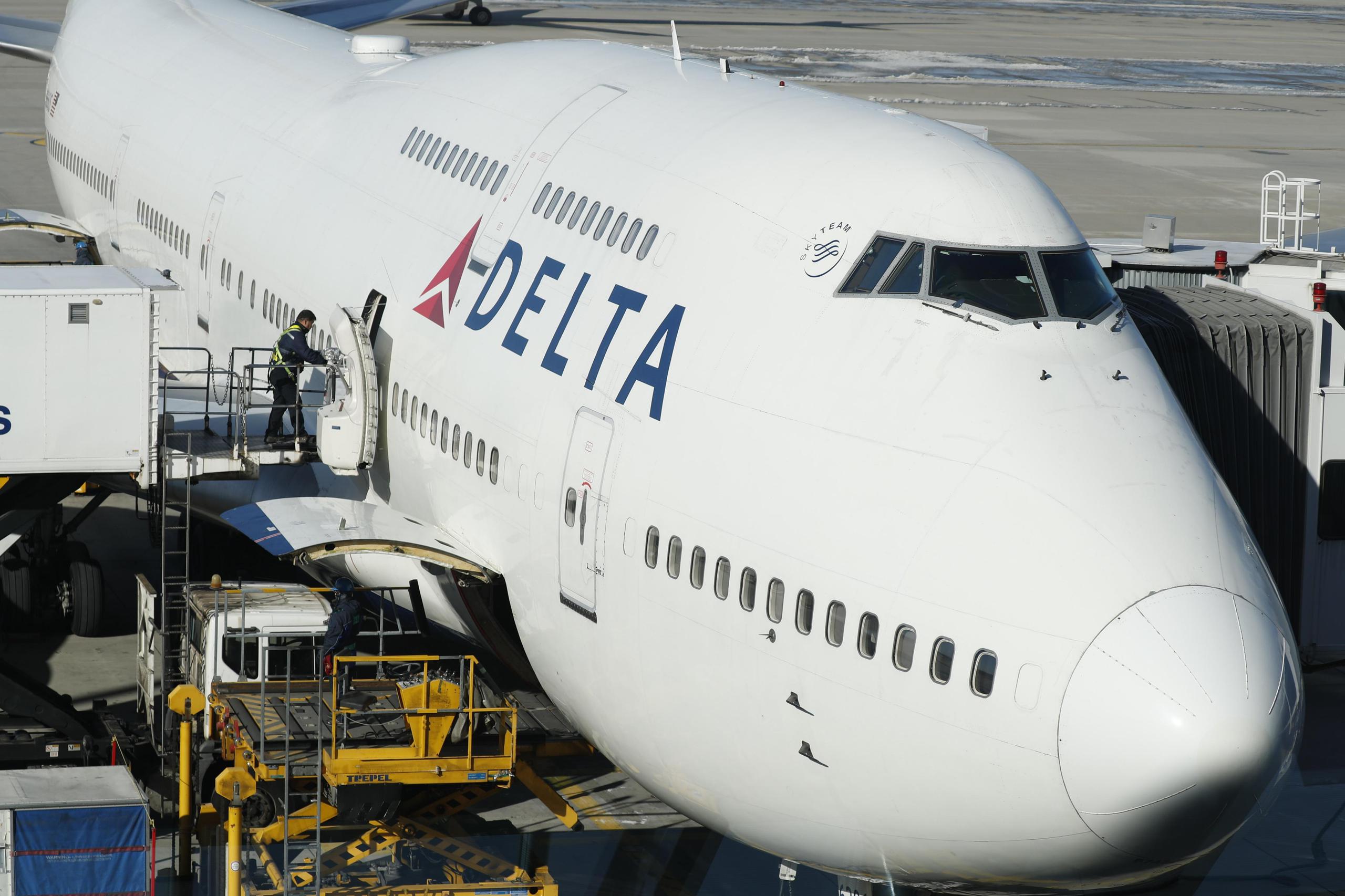 El director general de Delta, Ed Bastian, dijo en un memo dirigido a 90,000 empleados de la aerolínea, que confía en que puedan recibir apoyo de la Casa Blanca. (EFE/Archivo)