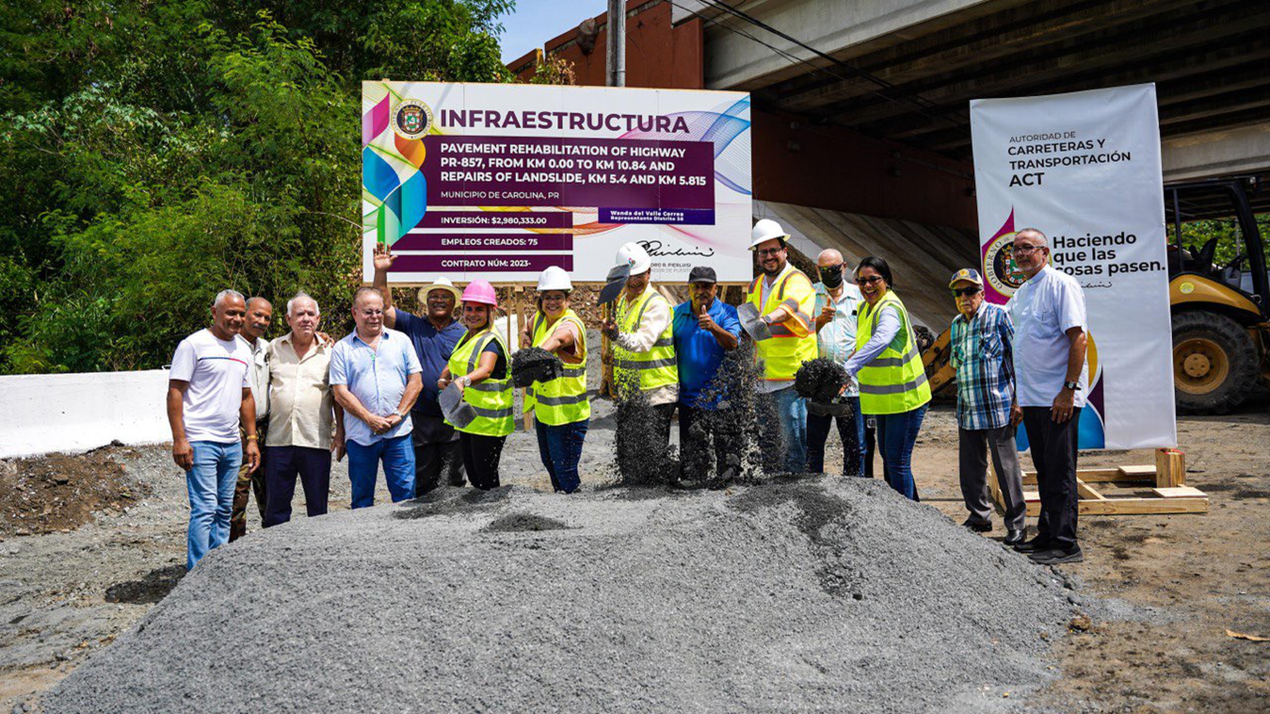 El gobernador Pedro Pierluisi, otros funcionarios de gobierno y vecinos de la comunidad ponen la primera piedra del proyecto para mejorar la carretera PR-857.