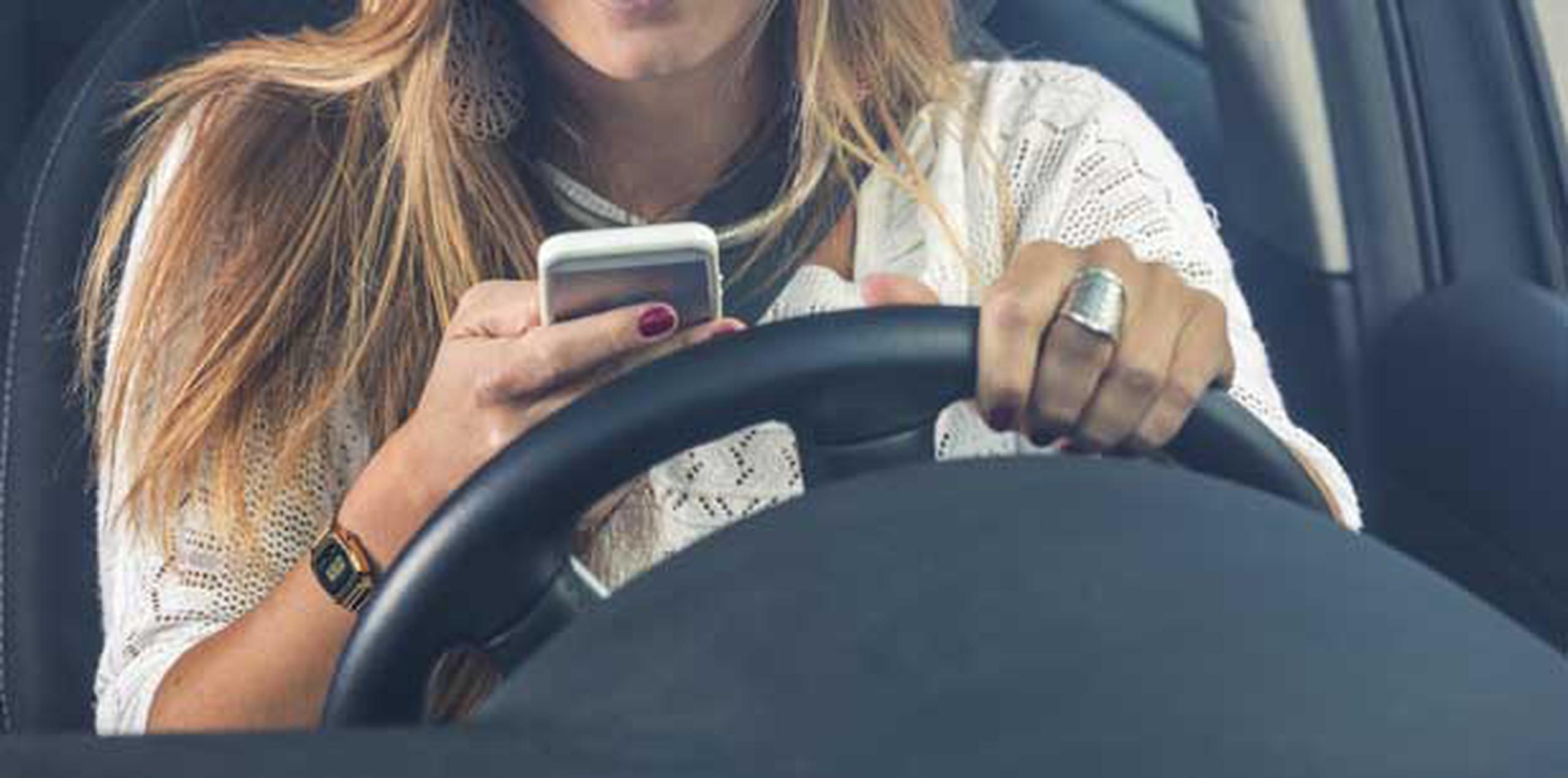 En el 2011 se aprobó una enmienda a la “Ley de Vehículos y Tránsito” para imponer multas de $50 a quienes manejan utilizando sus celulares. (Archivo)