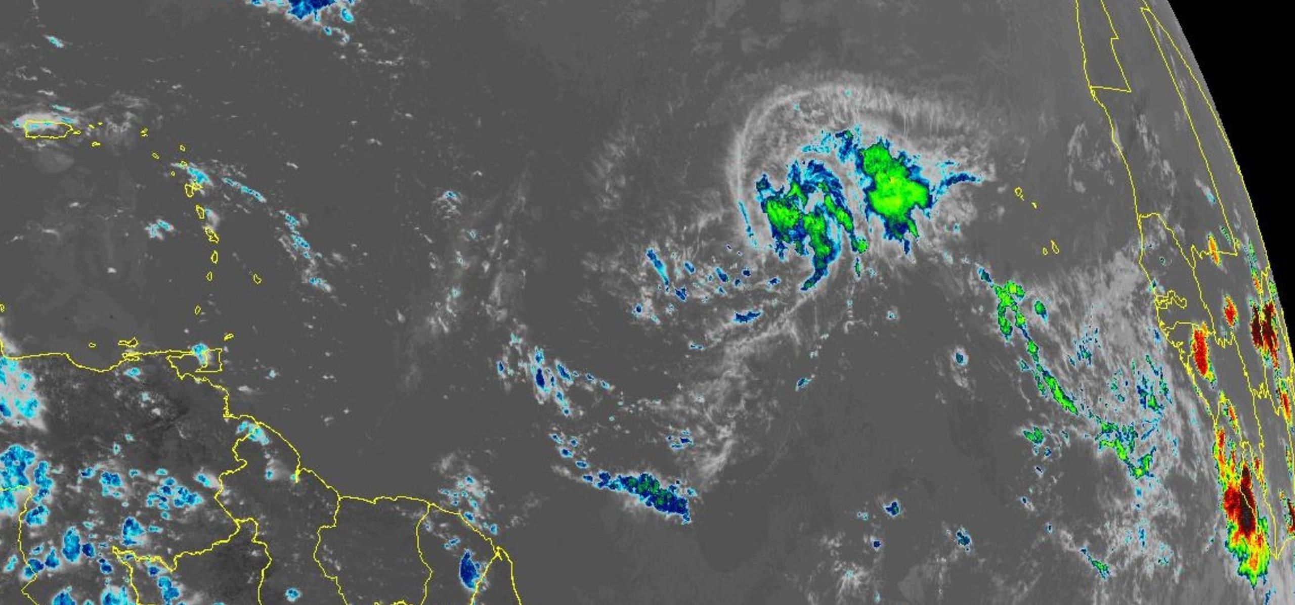 En la imagen de satélite de la NOAA se puede observar a la extrema derecha la onda que sale de África, así como la depresión tropical número 17 en medio del océano Atlántico.
