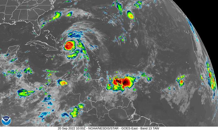 Imagen de satélite de la onda tropical al este de las Antillas Menores el 20 de septiembre de 2022.