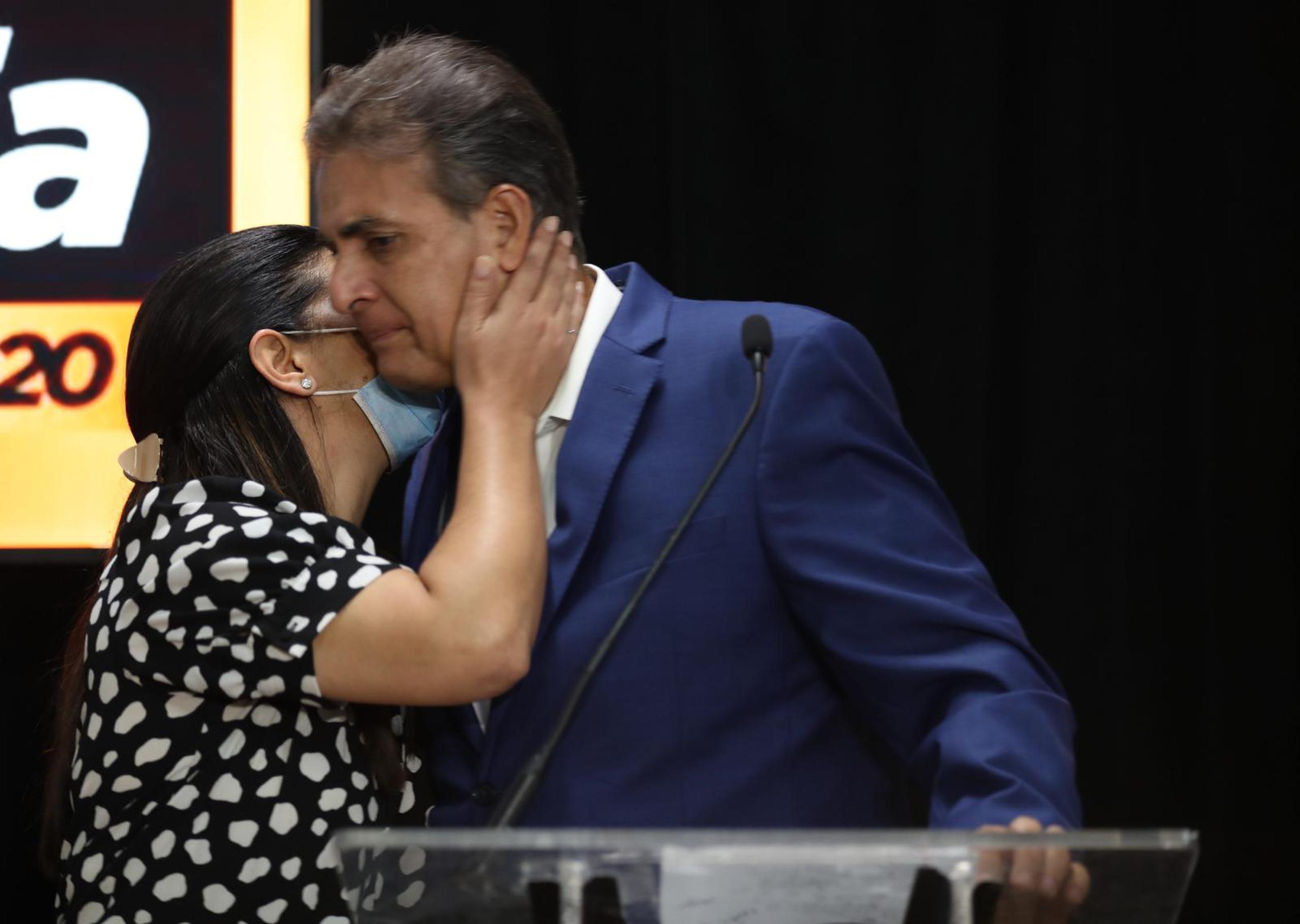 El senador Eduardo Bhatia reconoció la derrota junto a su esposa Isabel Fernández.