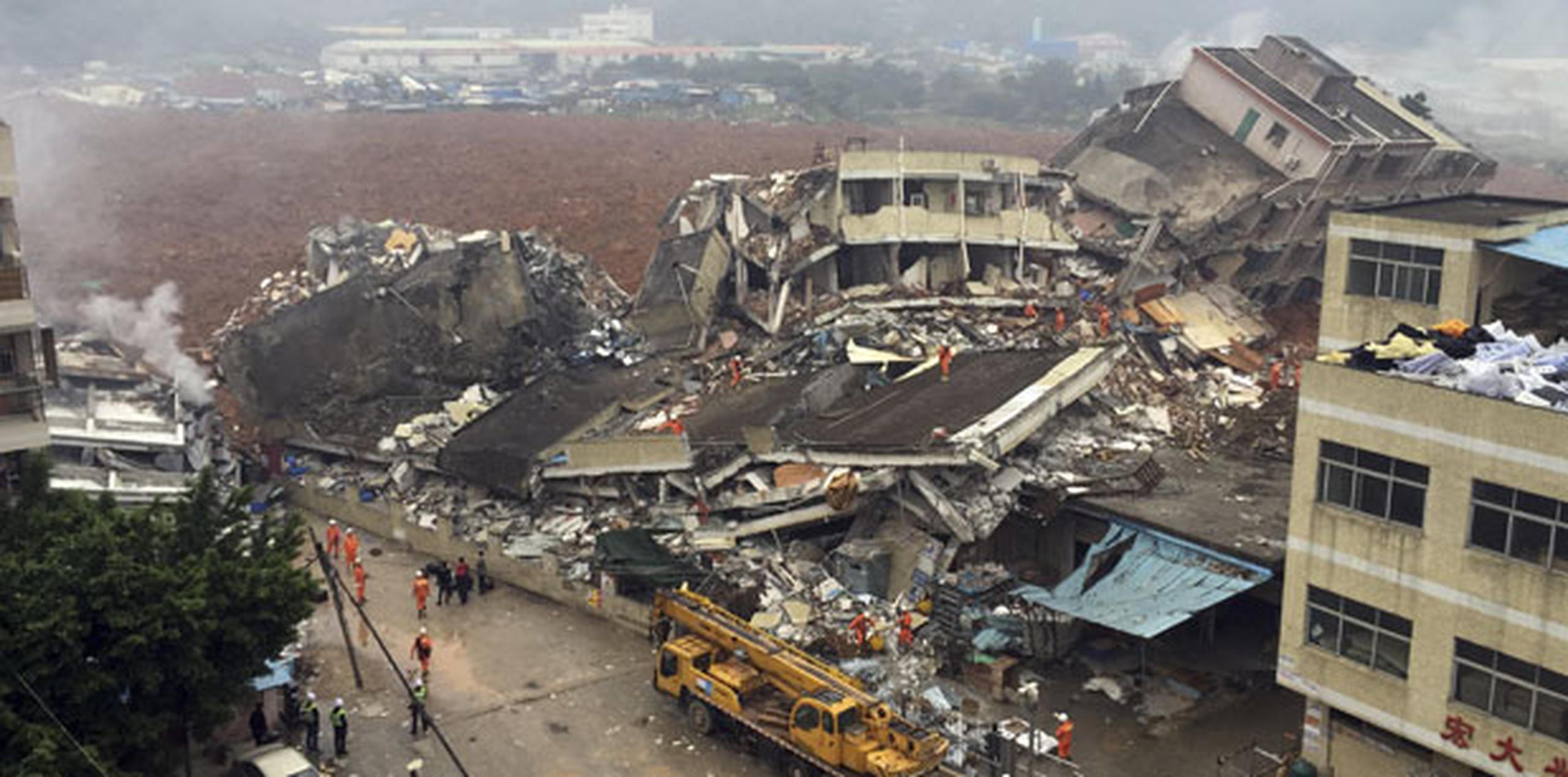Los bomberos de Shenzhen, en el sur del país, dijeron que una estructura se derrumbó, pero que el alud había afectado una zona muy grande. (Chinatopix vía AP)