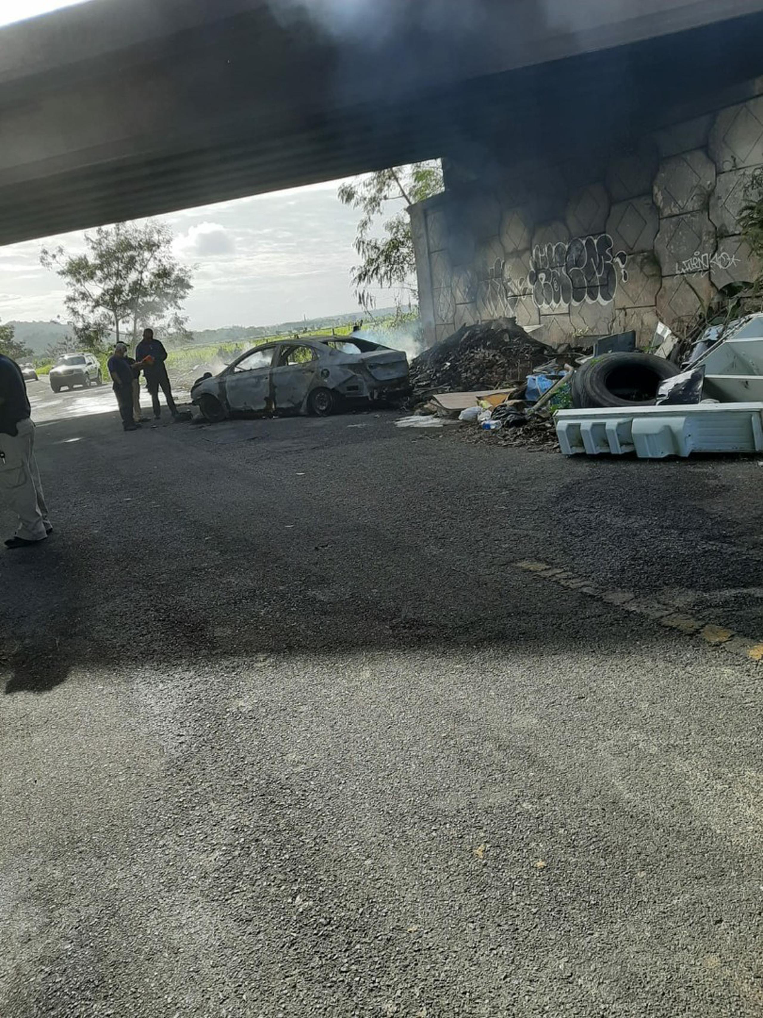 Los cadáveres calcinados de dos hombres fueron localizados esta madrugada dentro de un vehículo en la carretera PR-927 del barrio Mambiche Prieto en Humacao.