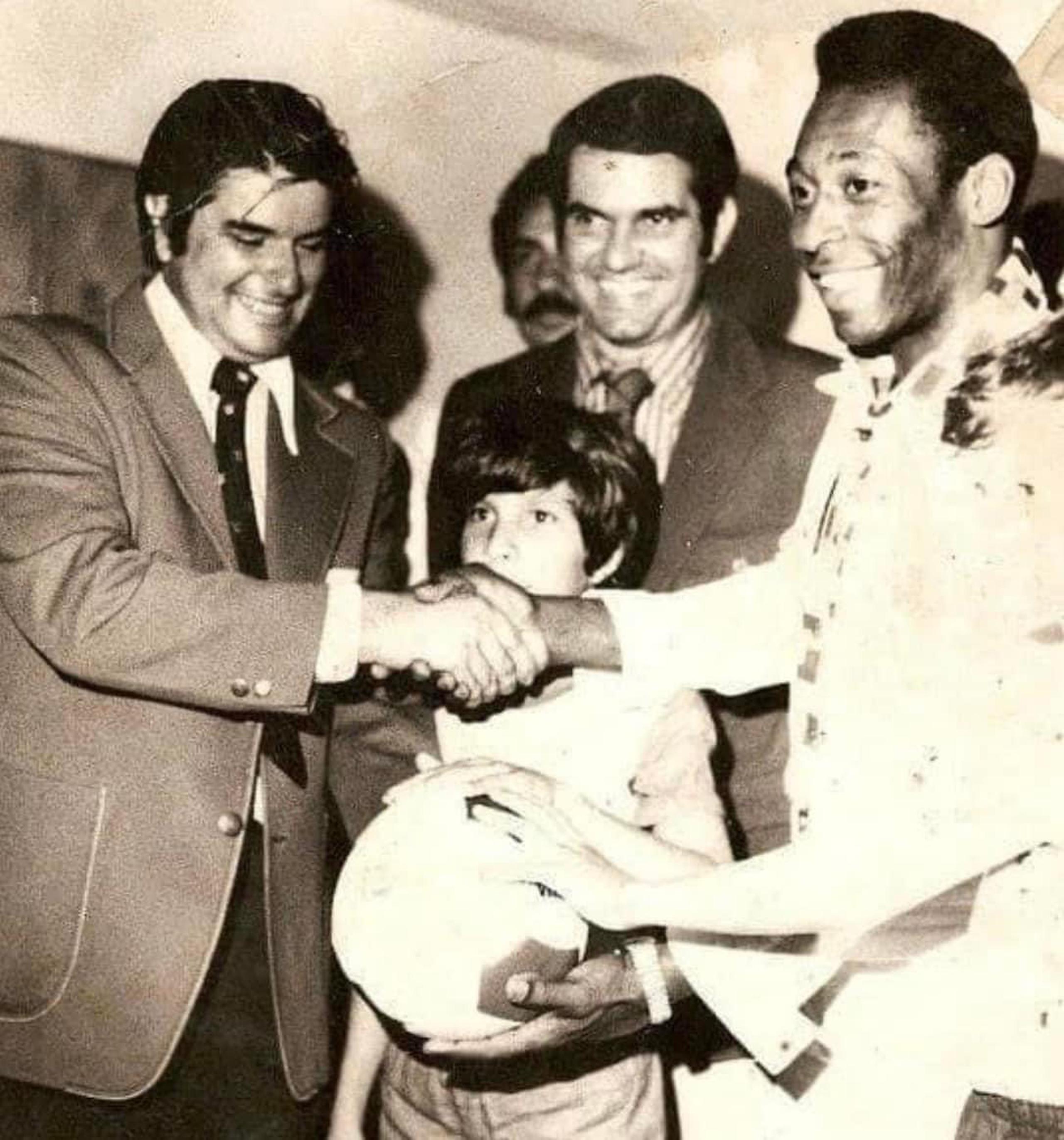 Tony Lorenti (izquierda) y José Arrarás le dieron la bienvenida a Pelé en 1975.