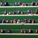 Cientos de niñas son envenenadas con gas en nueve colegios de Irán