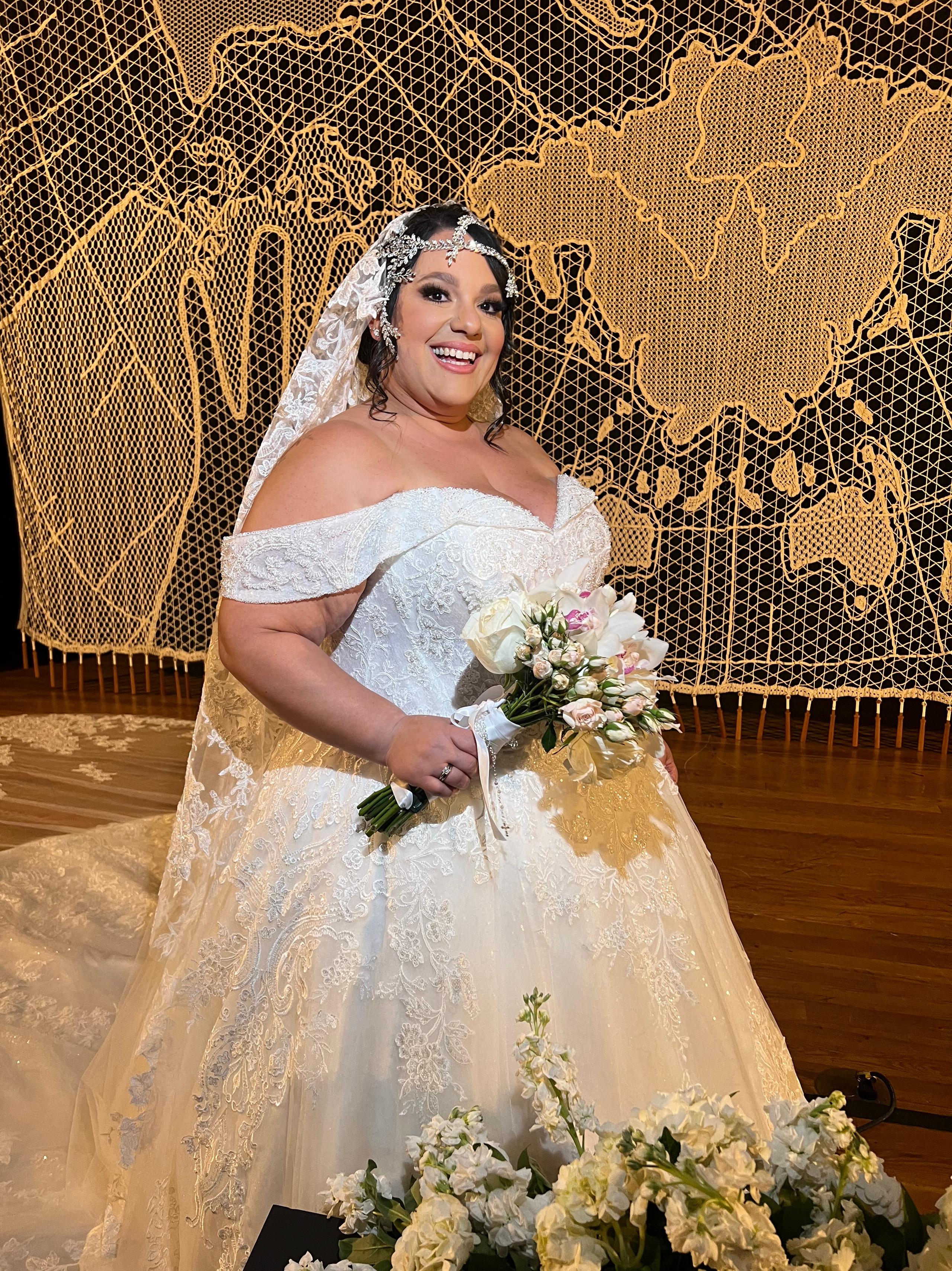 Norwill Fragoso entró al Teatro Raúl Juliá del Museo de Arte de Puerto Rico en un etéreo vestido blanco de D'Royal Bride.