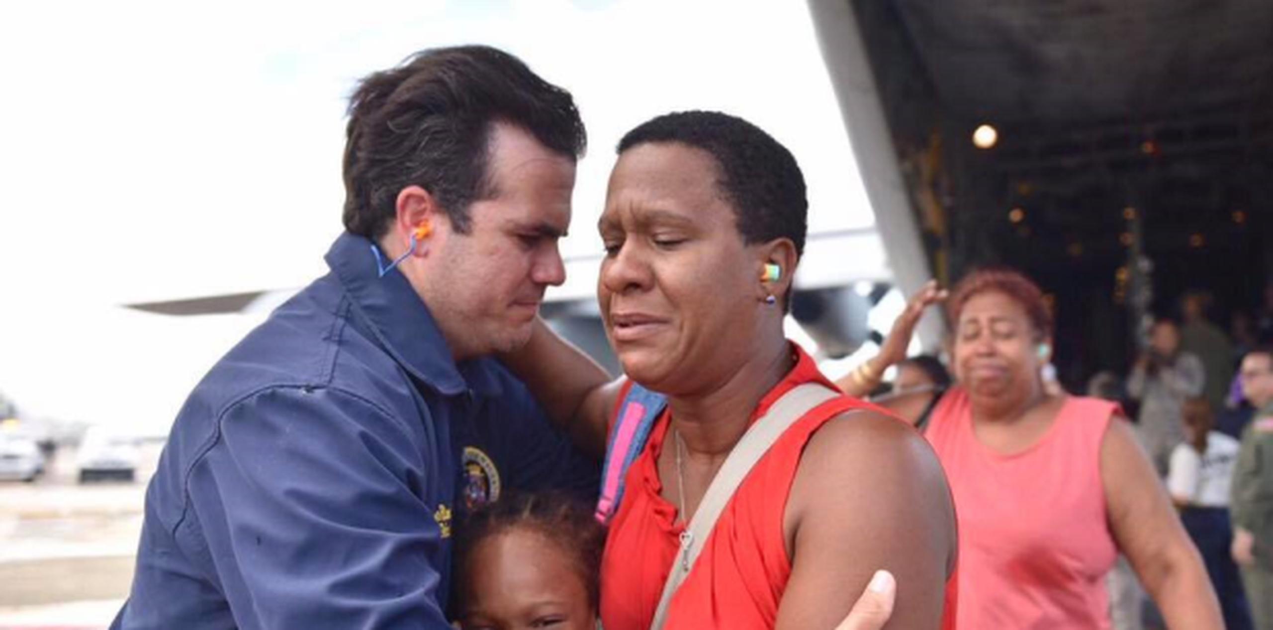Ricardo Rosselló sostuvo que las autoridades continuarán aunando esfuerzos para coordinar ayuda humanitaria como medicinas y alimentos para las hermanas islas del Caribe. (Facebook / Ricardo Rosselló)