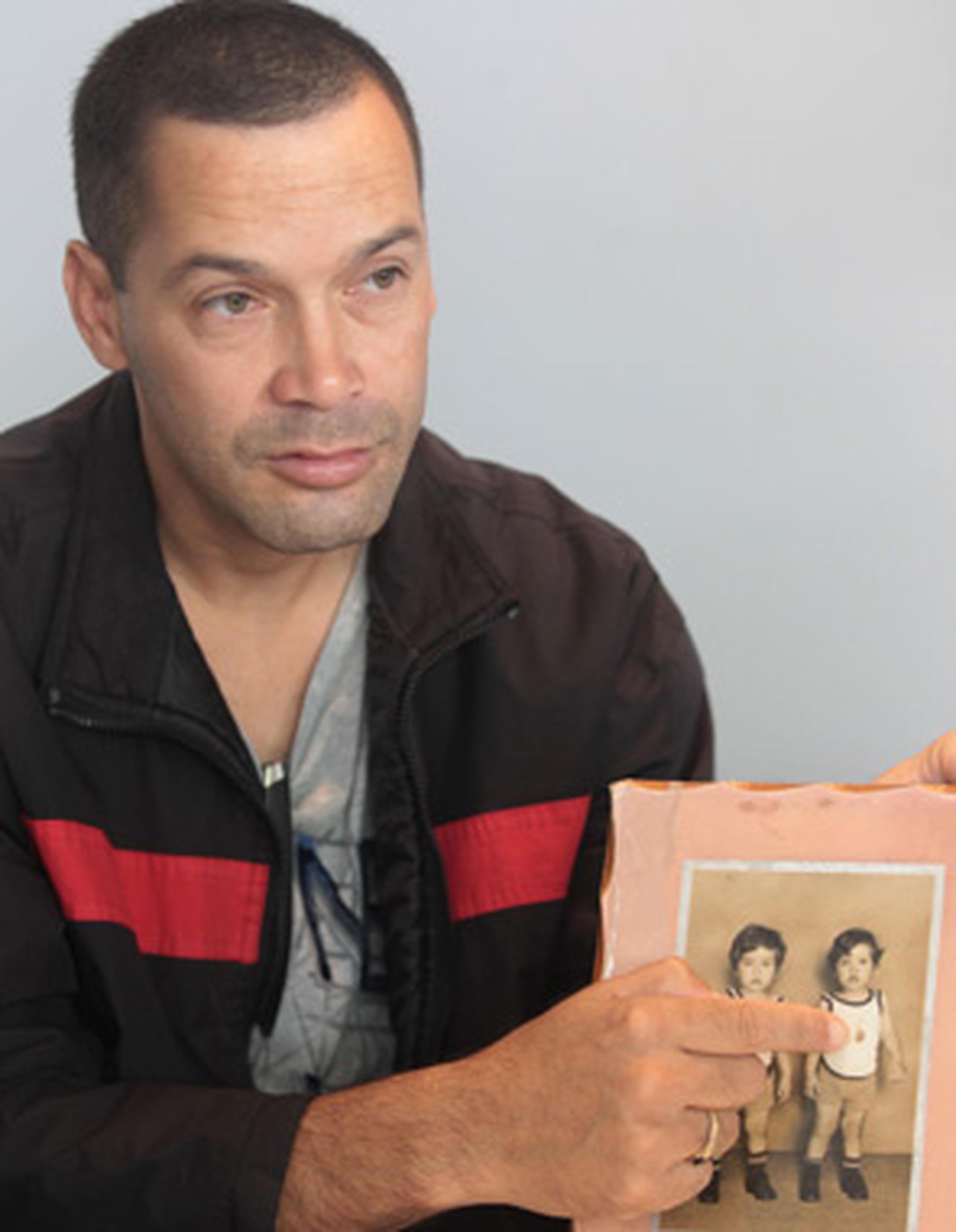 Angustiado, mostrando la única foto de su hermano gemelo desaparecido, Antonio Torres Irizarry ruega porque  Ángel aparezca. (mariel.mejia@gfrmedia.com)