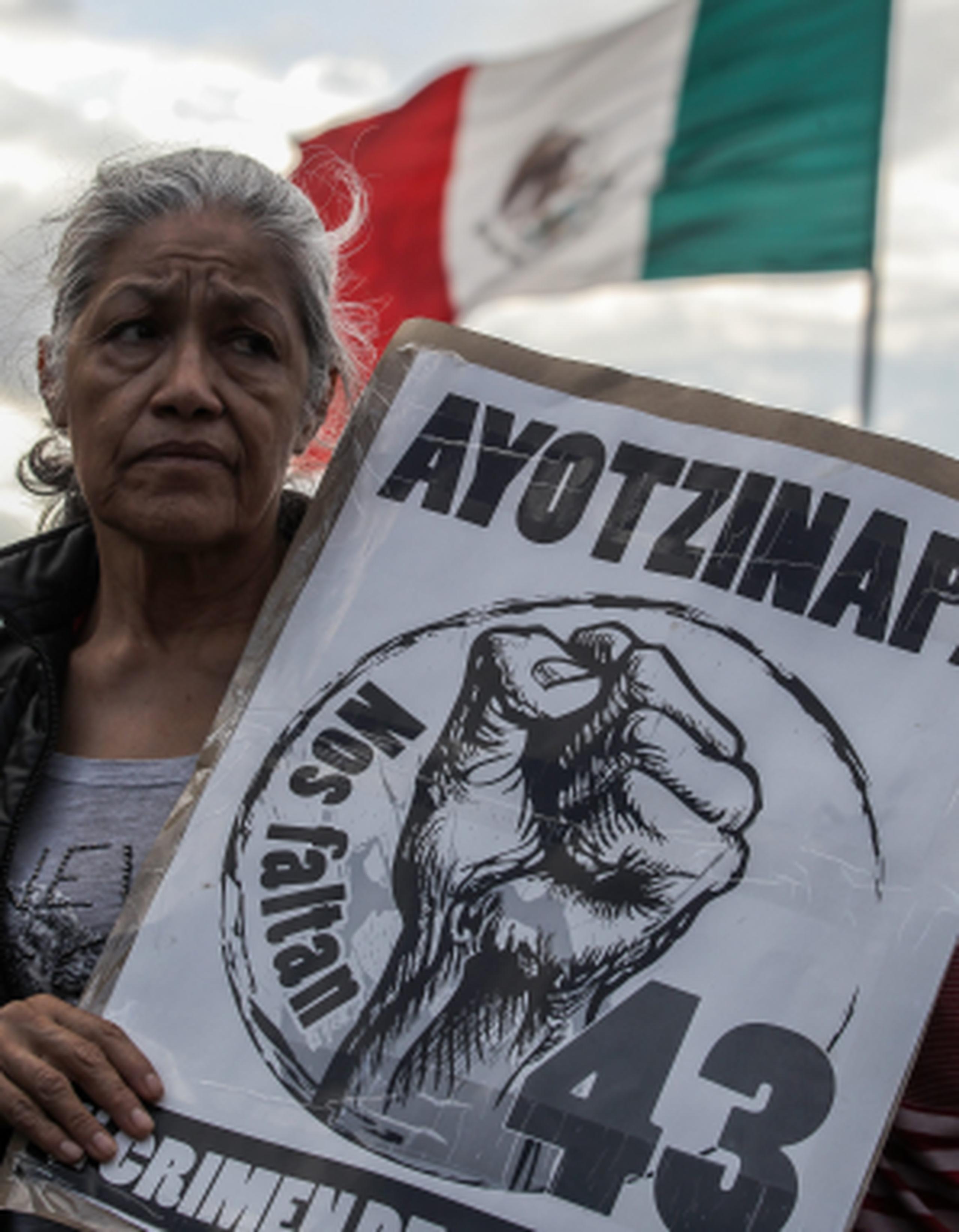 Una mujer participa de la marcha esta semana en conmemoración de 43 estudiantes desaparecidos en México. (EFE)
