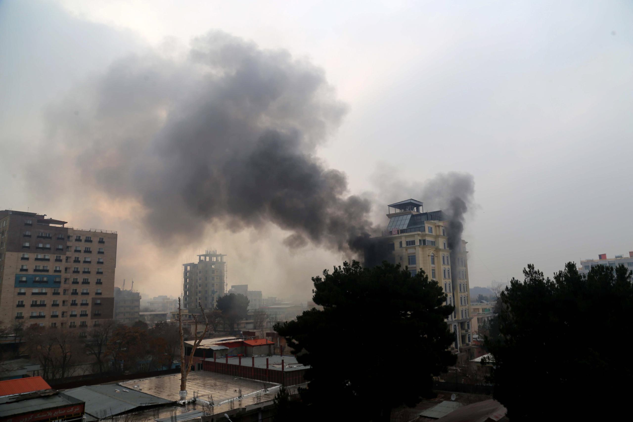 Hotel de Kabul frecuentado habitualmente por ciudadanos chinos tras el atentado sufrido este lunes en la capital afgana. EFE/EPA/STR
