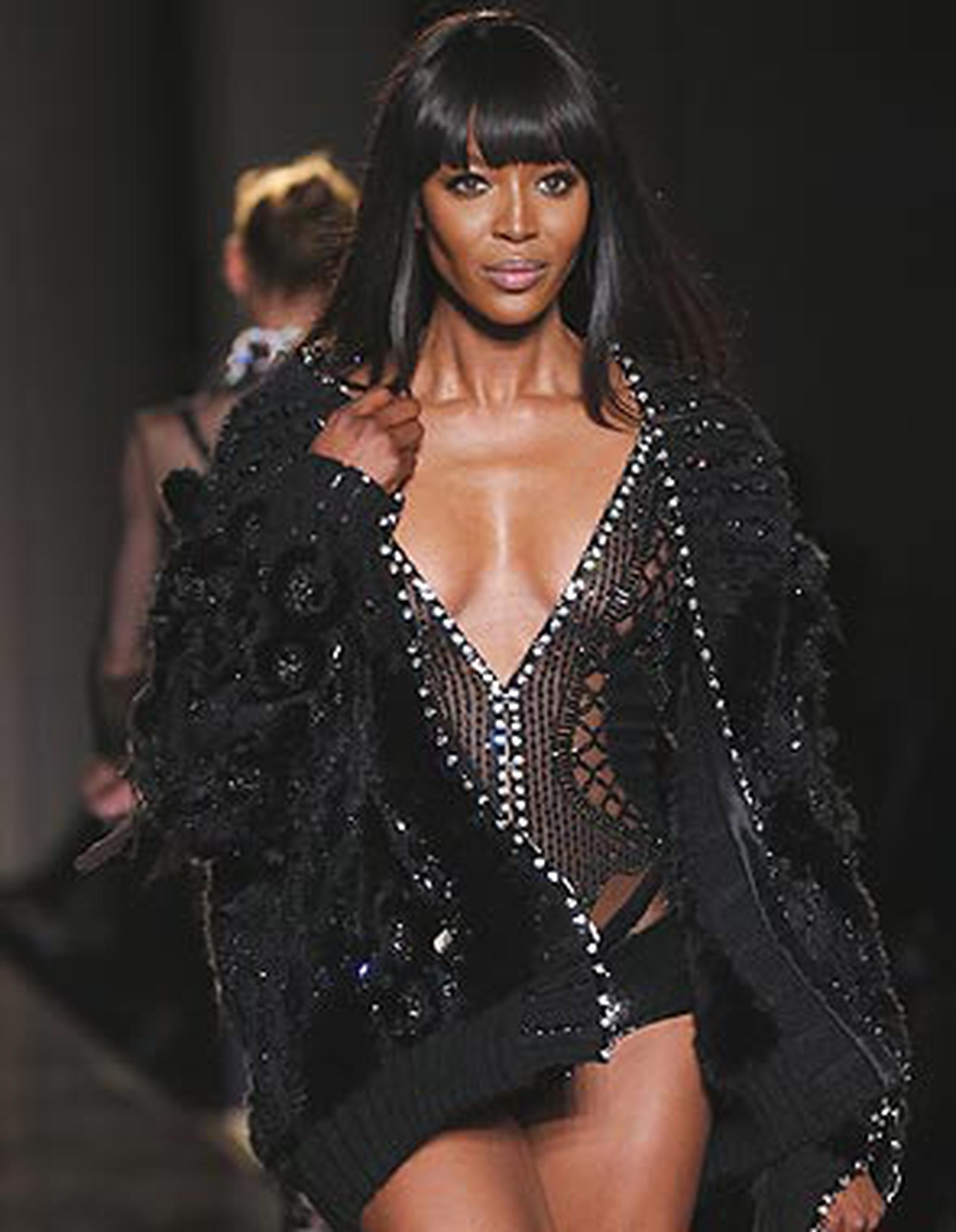 naomi Campbell se puso como objetivo bajar de peso para deslumbrar en pasarela con los diseños de Versace. (AP/Archivo/Jacques Brinon)