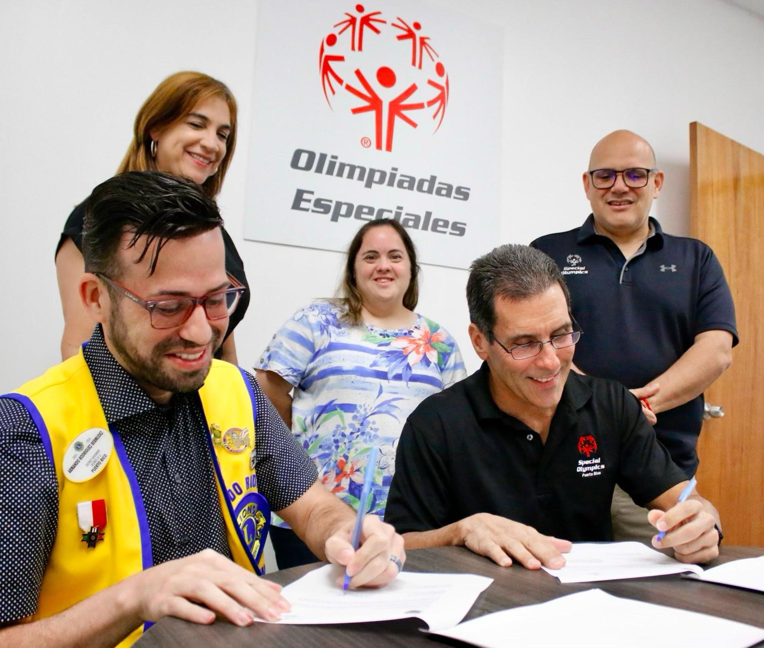 El Distrito 51 E Club de Leones y Special Olympics Puerto Rico firmaron el acuerdo.