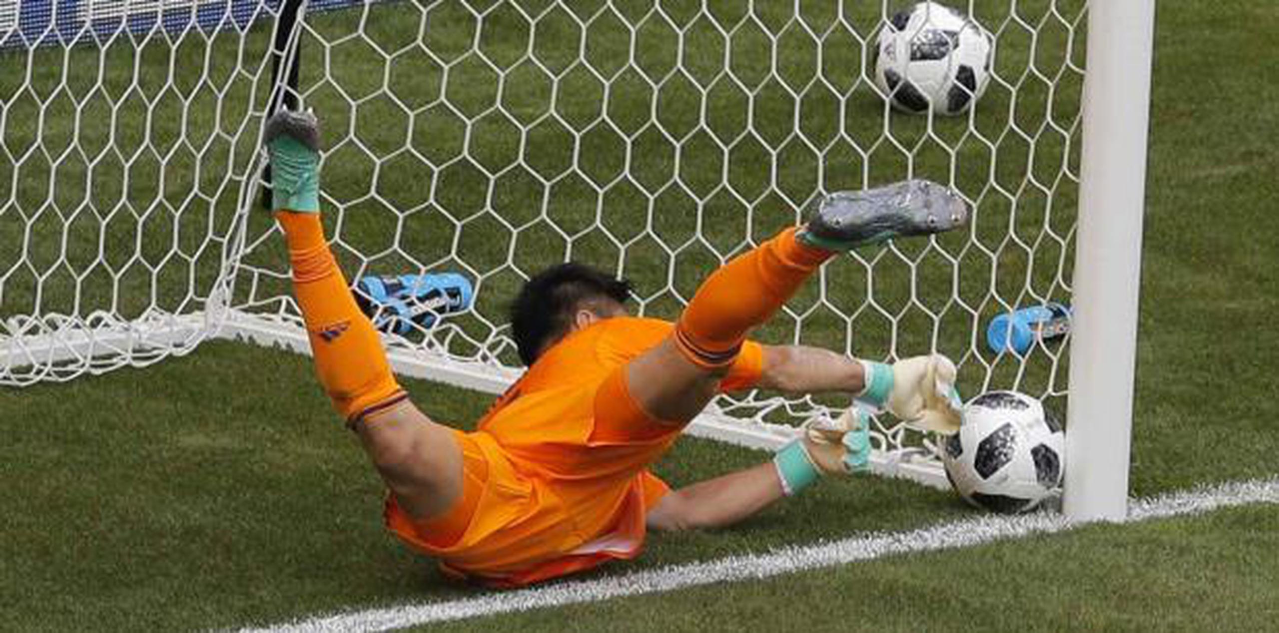 El arquero Eiji Kawashima, de Japón, no logra evitar el gol de Juan Fernando Quintero, de Colombia, en el partido del Mundial . (AP)