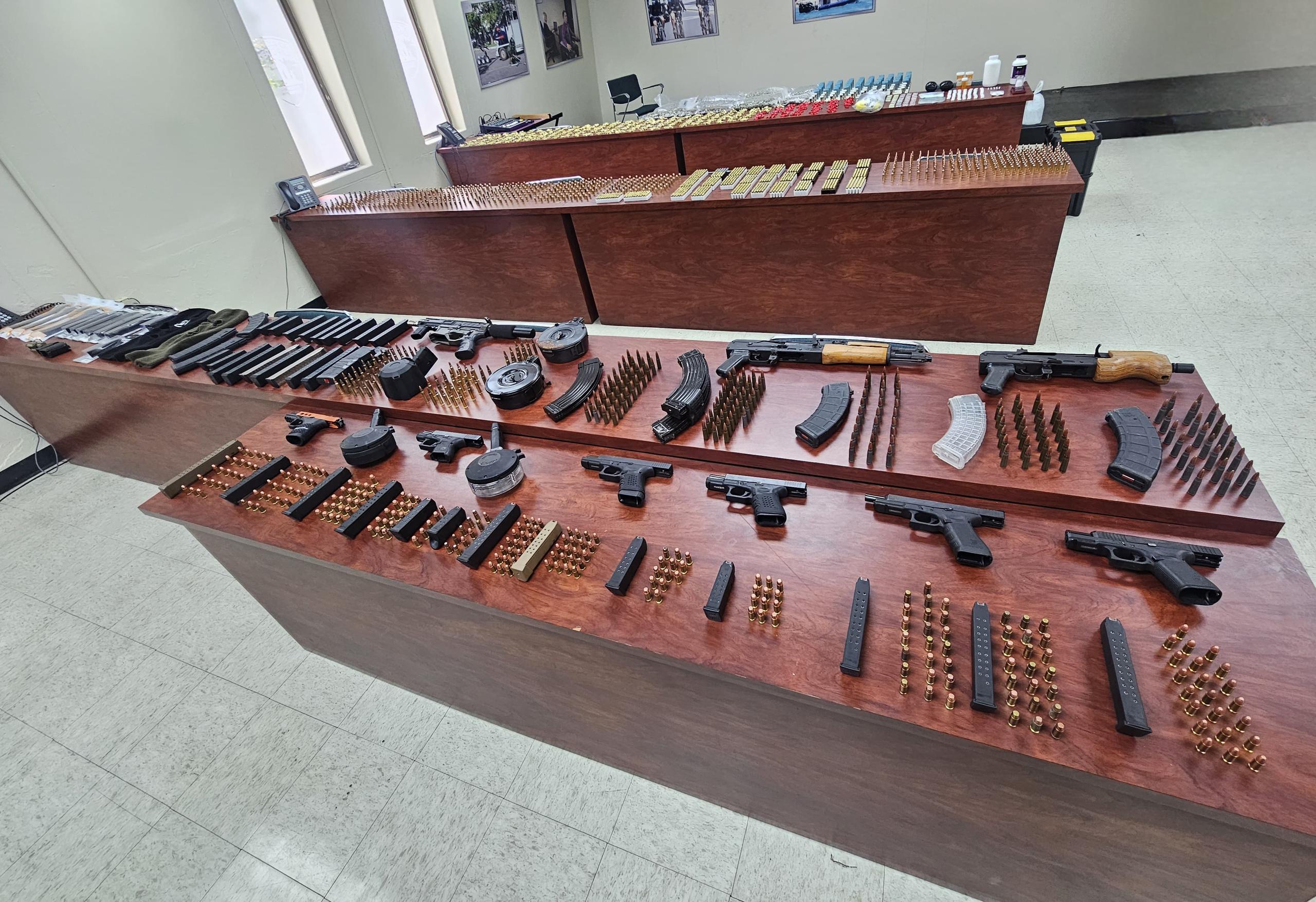 Armas de fuego ilegales, decenas de cargadores, más de mil municiones y una gran cantidad de drogas ocupados en un apartamento deshabitado del residencial El Trébol, en Río Piedras.