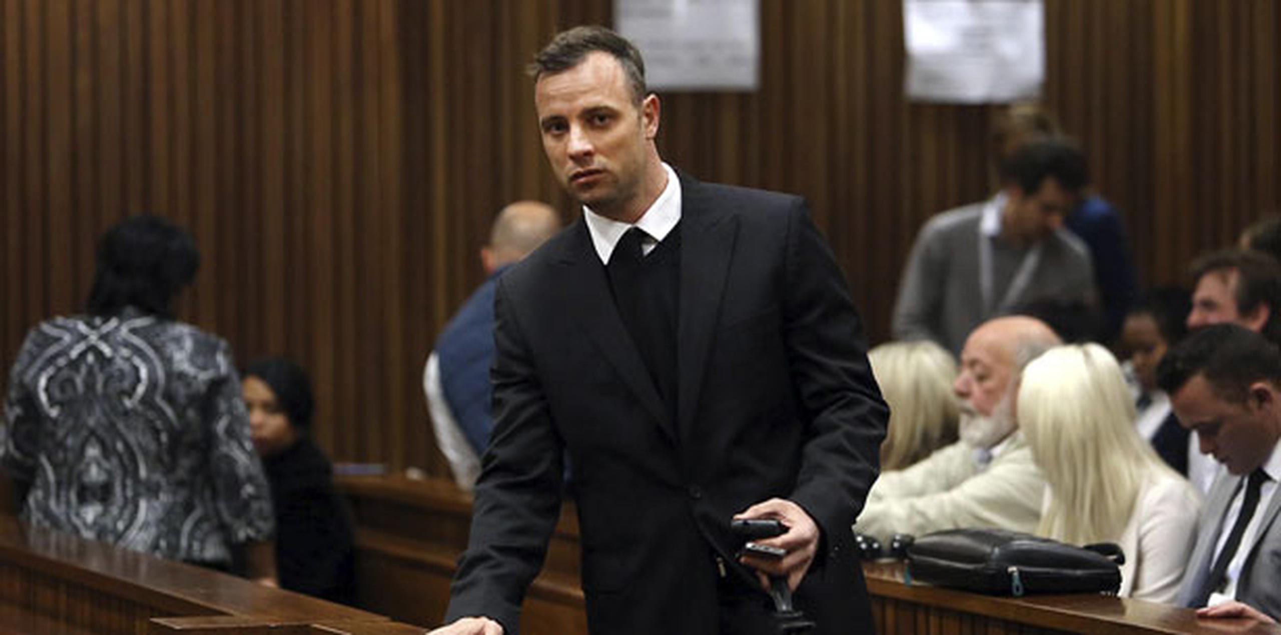El atleta paralímpico Oscar Pistorius llega al Tribunal Superior de Pretoria para asistir a una nueva jornada de su juicio por asesinato. (Agencia EFE)