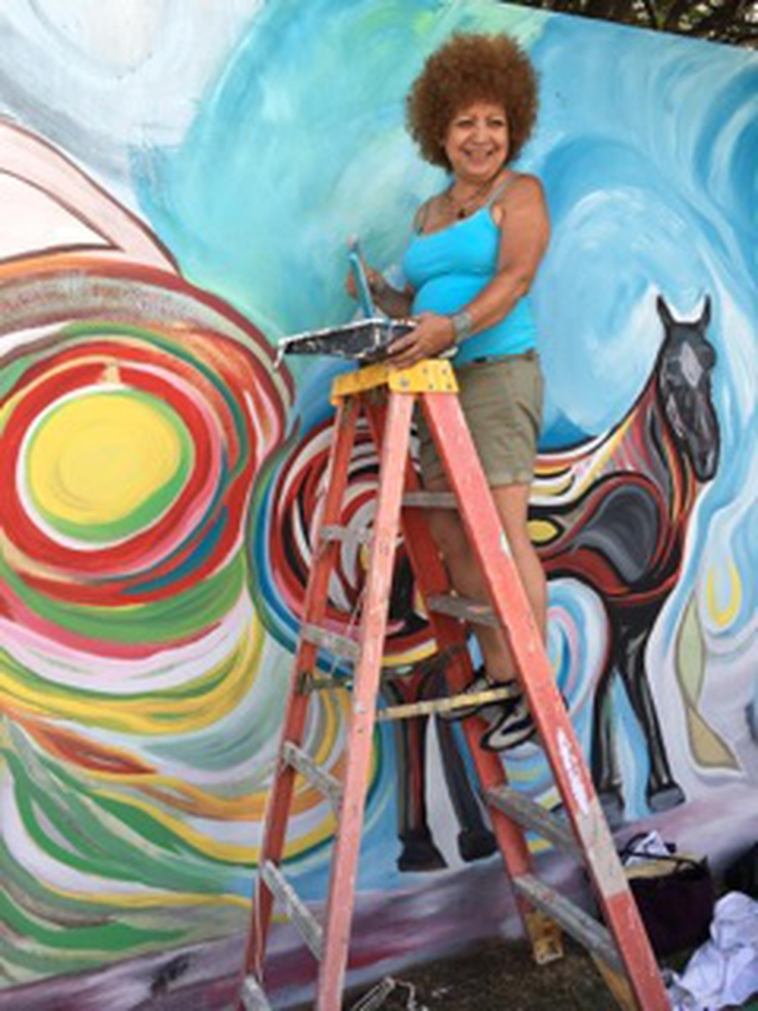 Alvilda Sophia Anaya-Alegría pintando hoy en Guayama. (Suministrada)