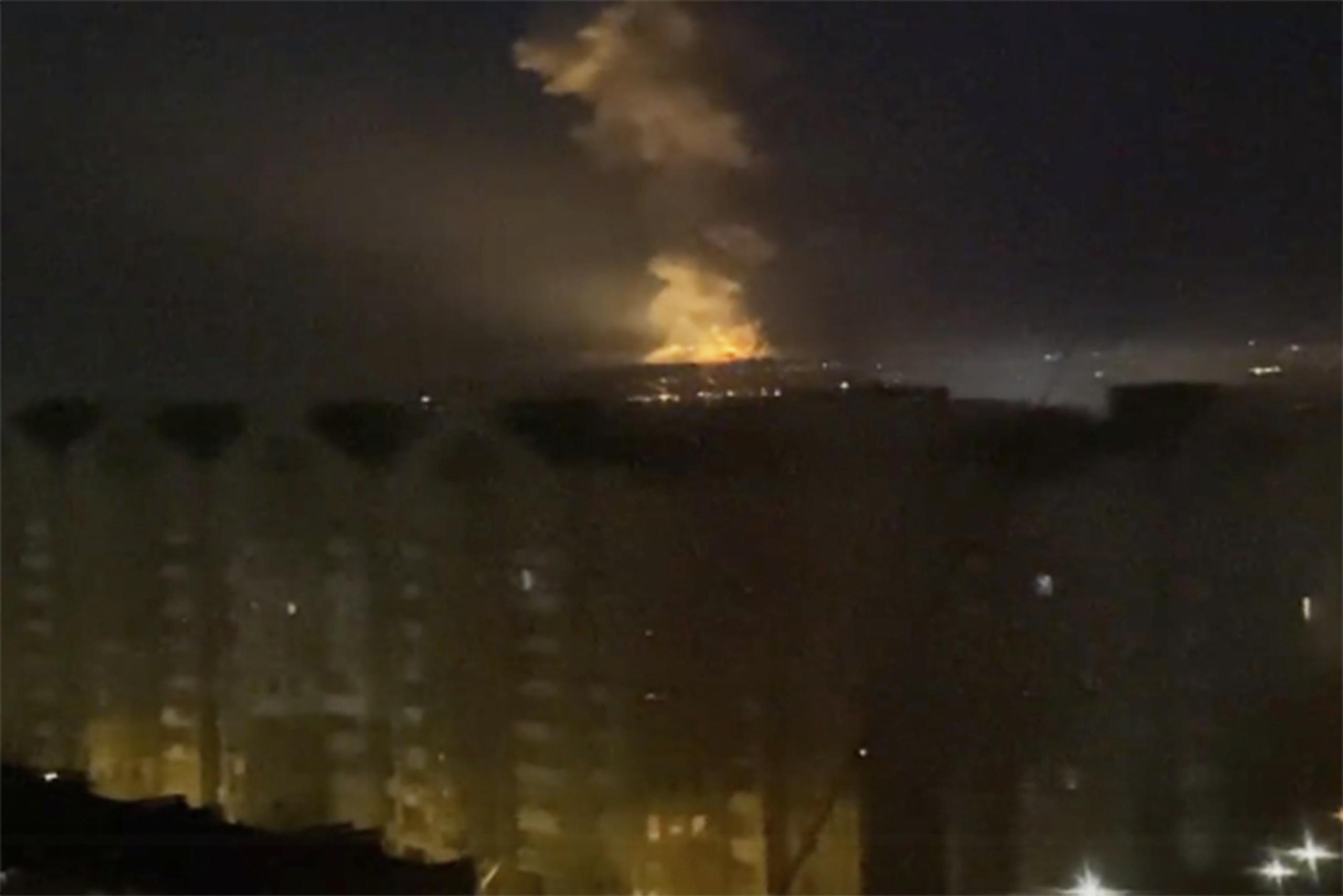 Las primeras explosiones en ciudades ucranianas se oyeron antes del amanecer del jueves, mientras el presidente de Rusia, Vladimir Putin, lanzó su anticipada operación militar en Ucrania. (Mary Ostrovska via AP)