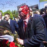 Manifestantes tiran pintura roja a embajador ruso en Polonia