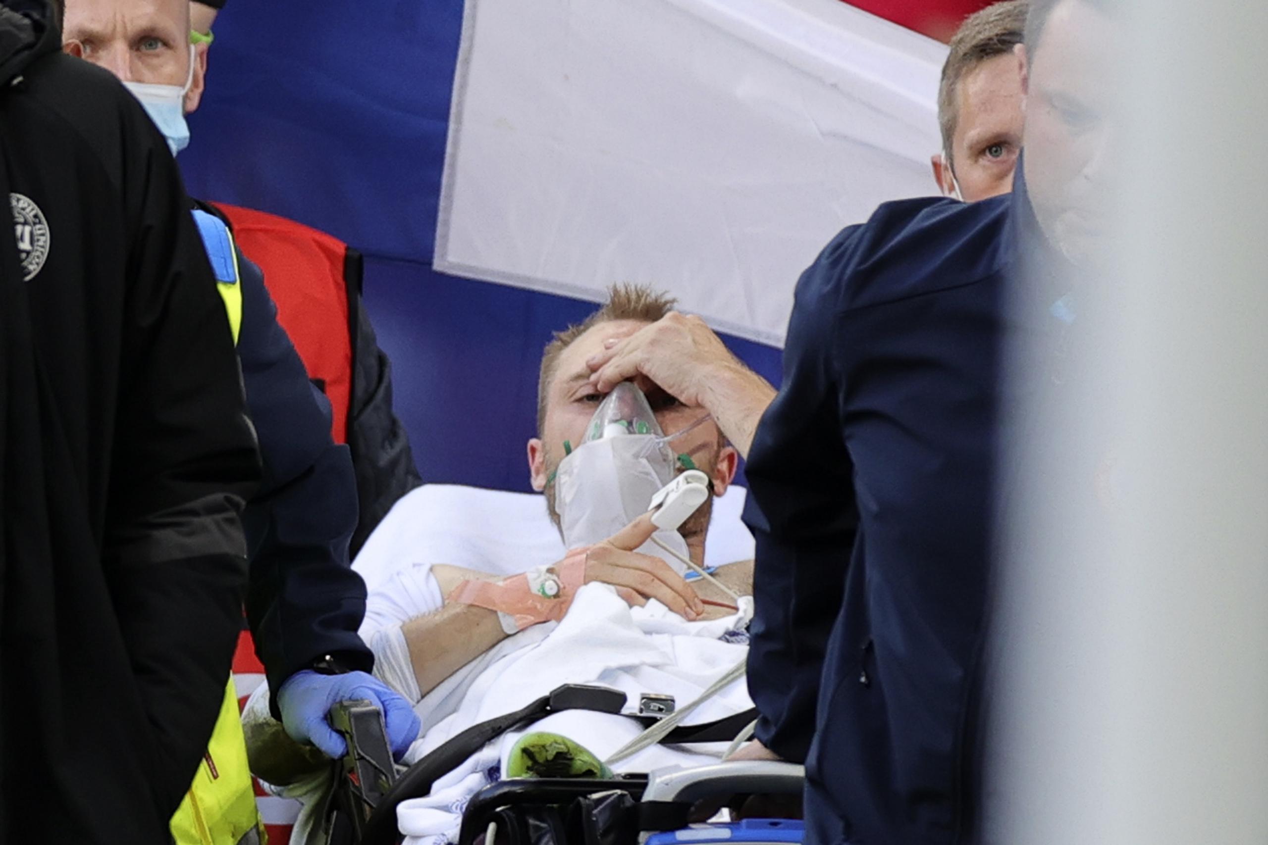 Christian Eriksen fue llevado en camilla hacia un hospital después de recibir atención médica en el campo.
