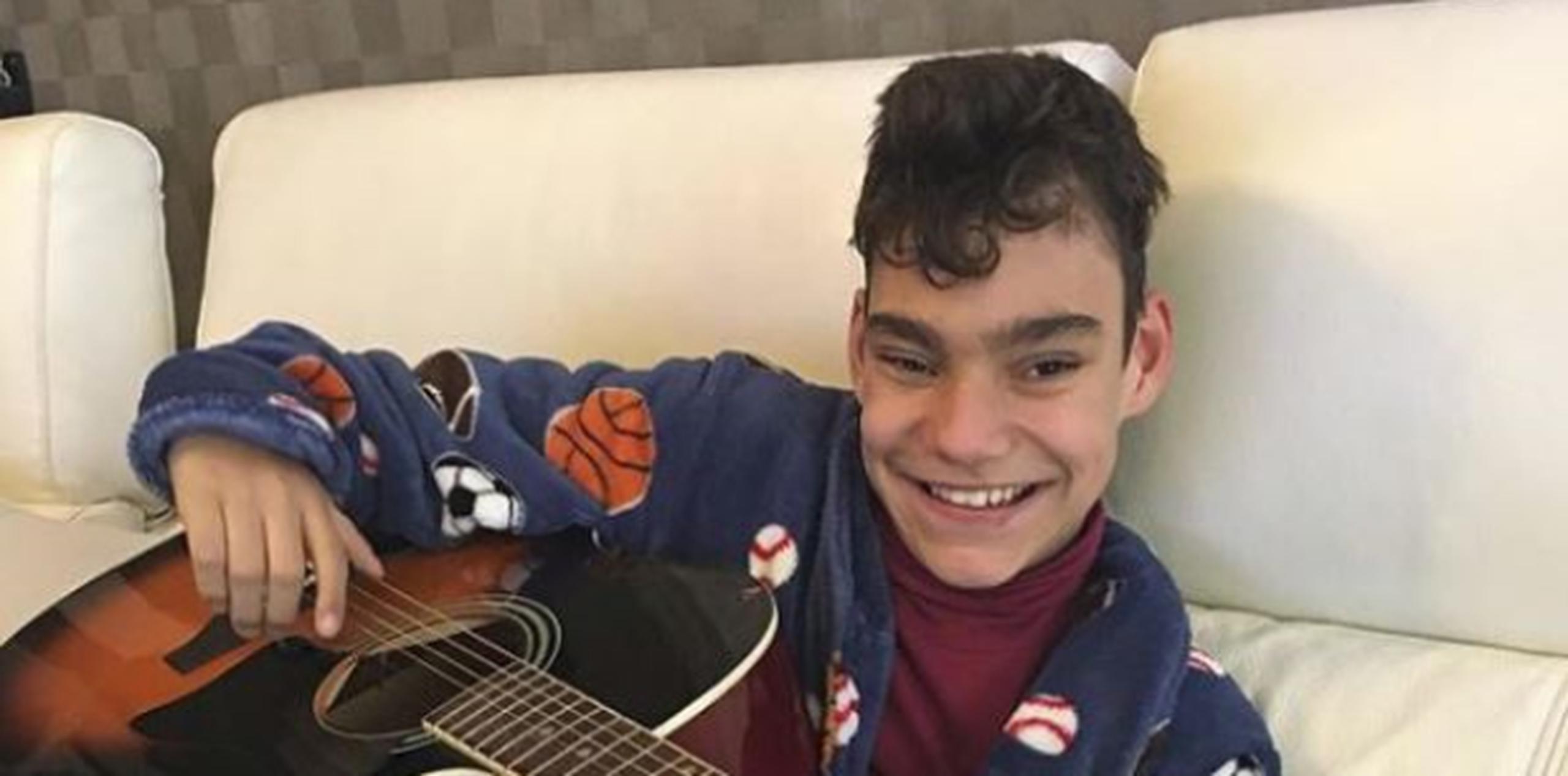 El joven cantante Adrián Martín Vega sufrió complicaciones derivadas de su hidrocefalia. (Instagram / @adrianmartinvega)