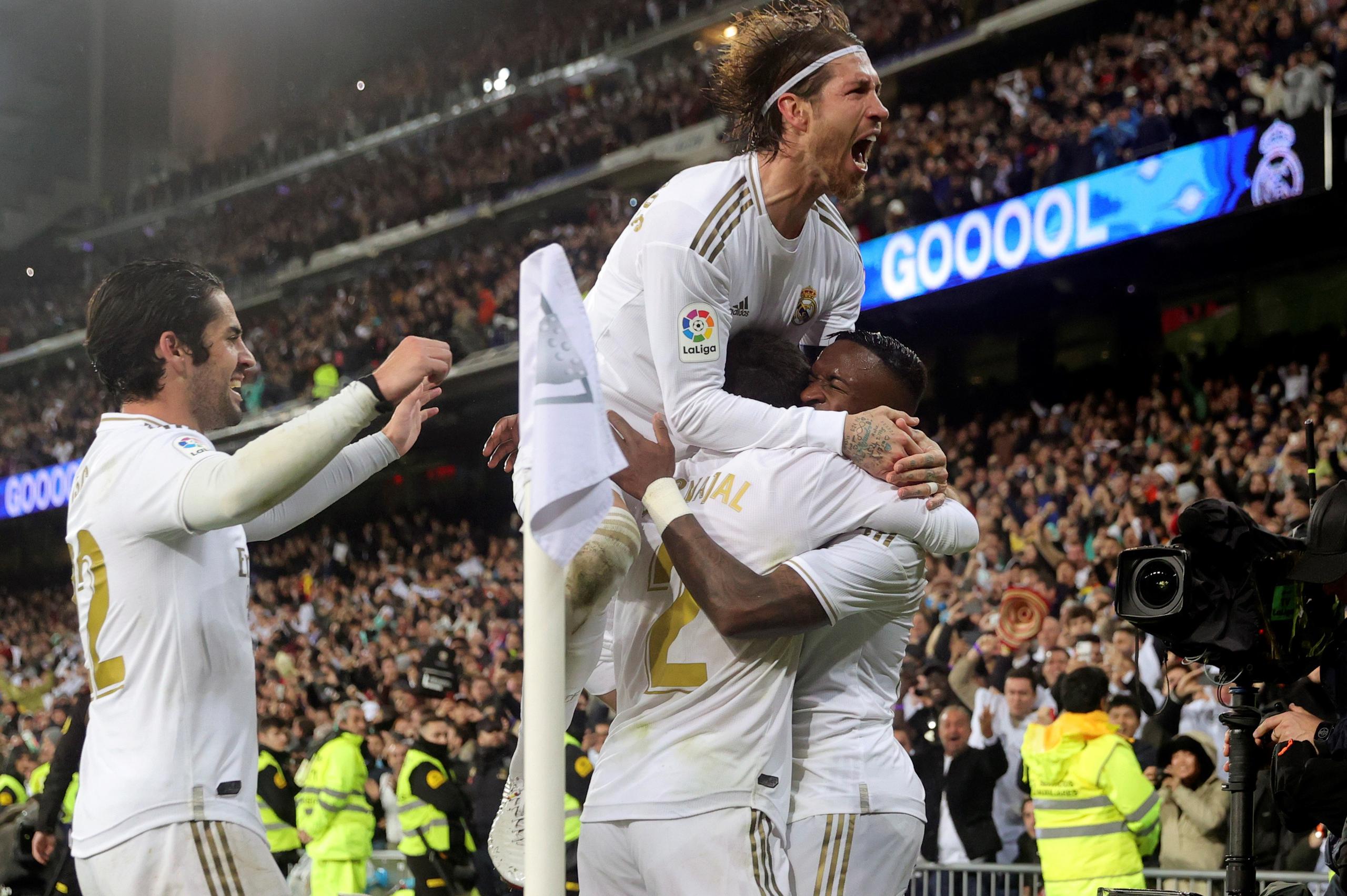 Los jugadores del Real Madrid celebran un gol en un encuentro reciente en su famoso estadio, el Santiago Bernabéu.