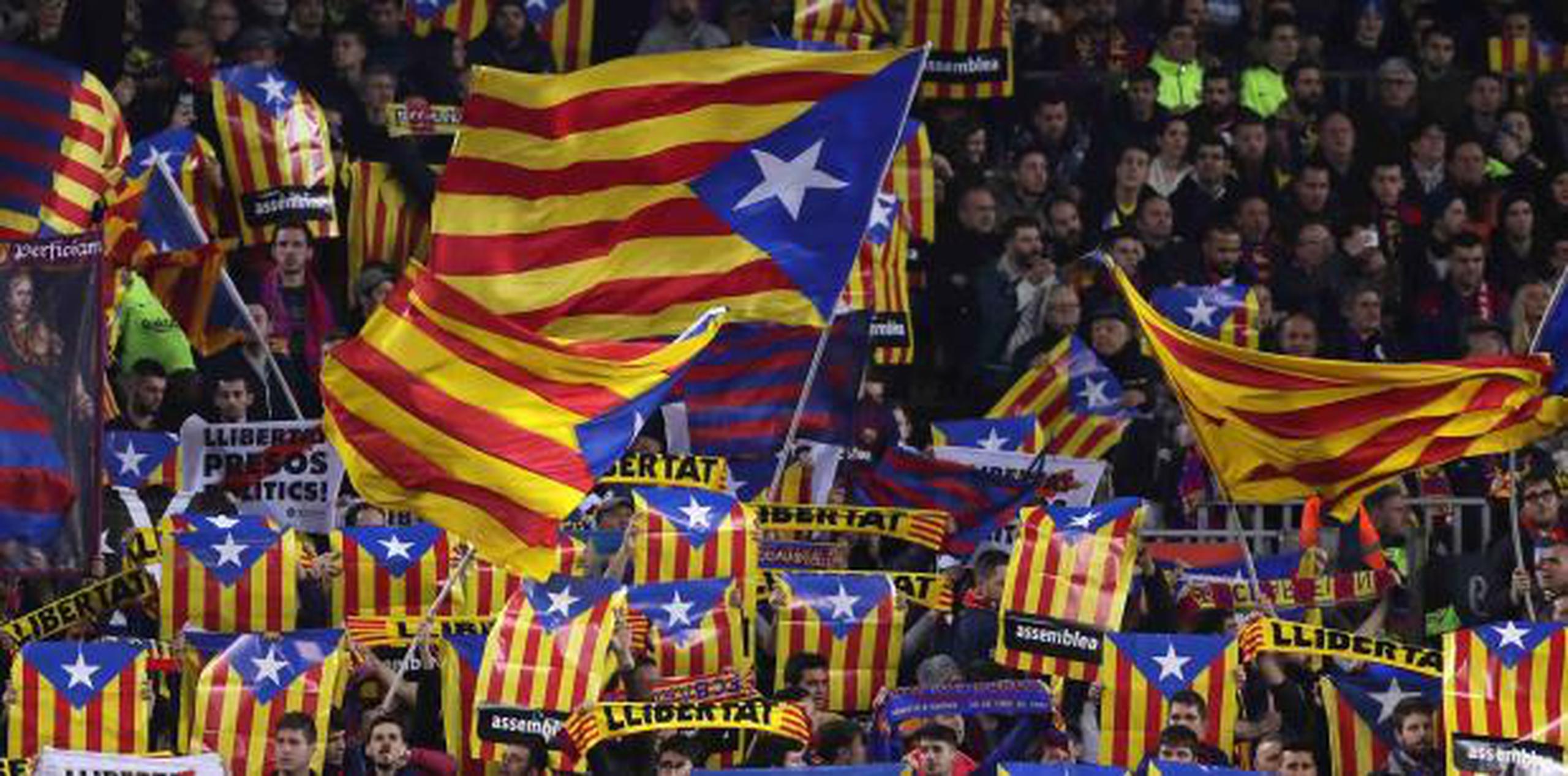 Durante los partidos locales de Barcelona muchos hinchas llevan la ‘Estelada’, la bandera pro independencia de Cataluña. (AP) 

