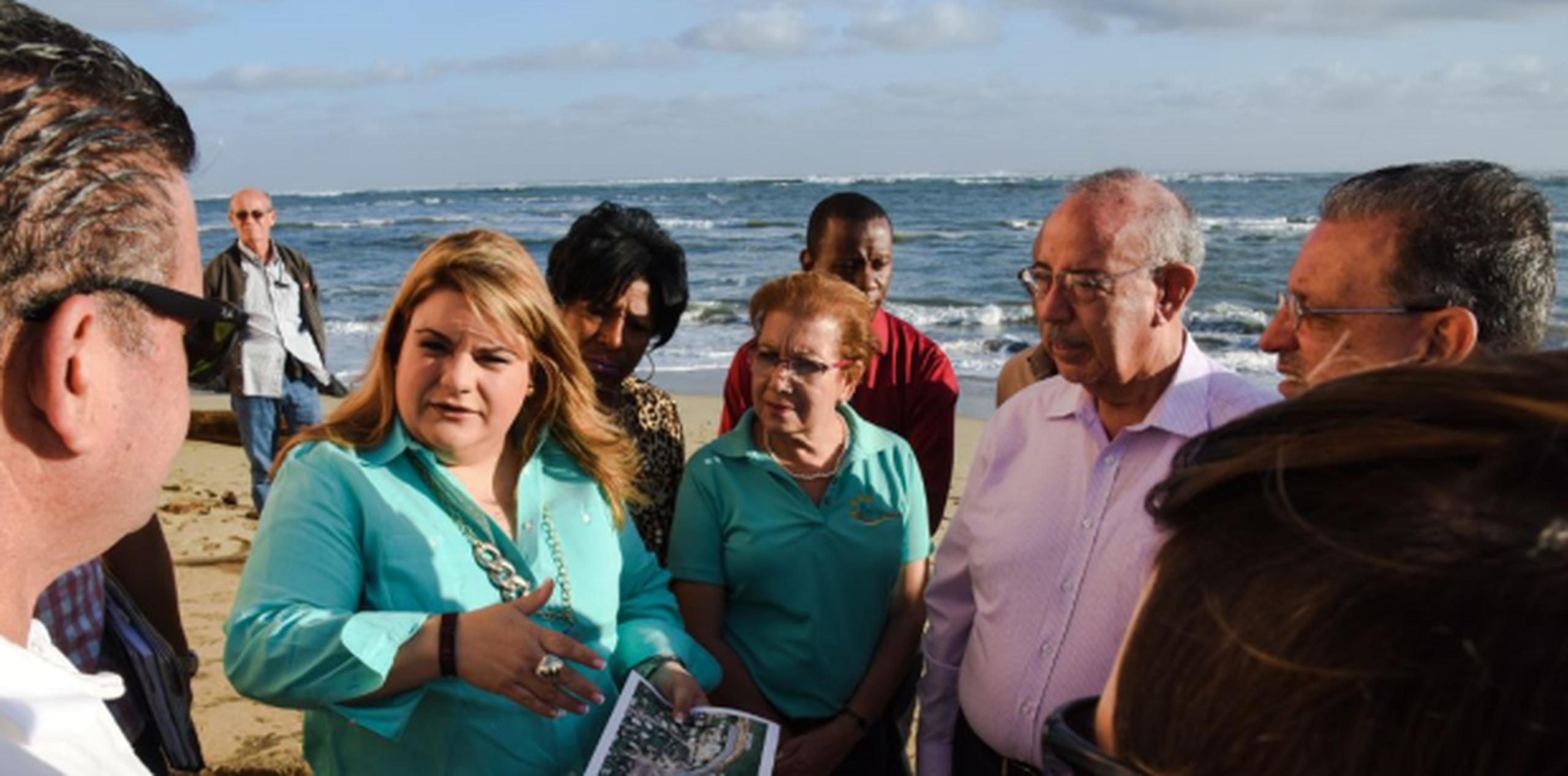La comisionada, aquí con varios funcionarios como la alcaldesa de Loíza, Julia Nazario, expresó que este proyecto representa una prioridad para ella. (Archivo)