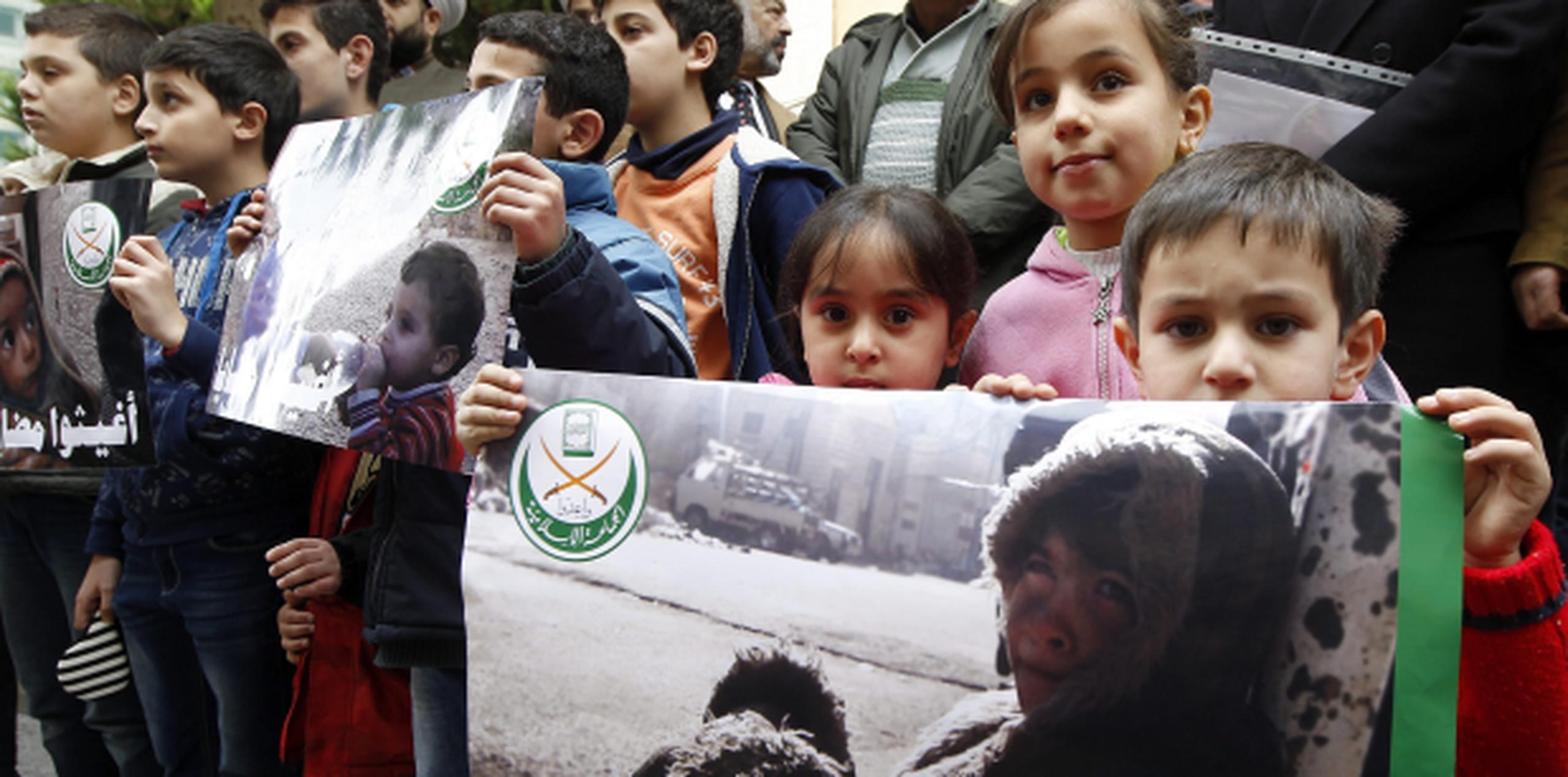 Niños en manifestación en Líbano proayuda a Madaya donde, según Médicos Sin Fronteras, al menos 23 personas han muerto de hambre desde el 1 de diciembre. (AP)