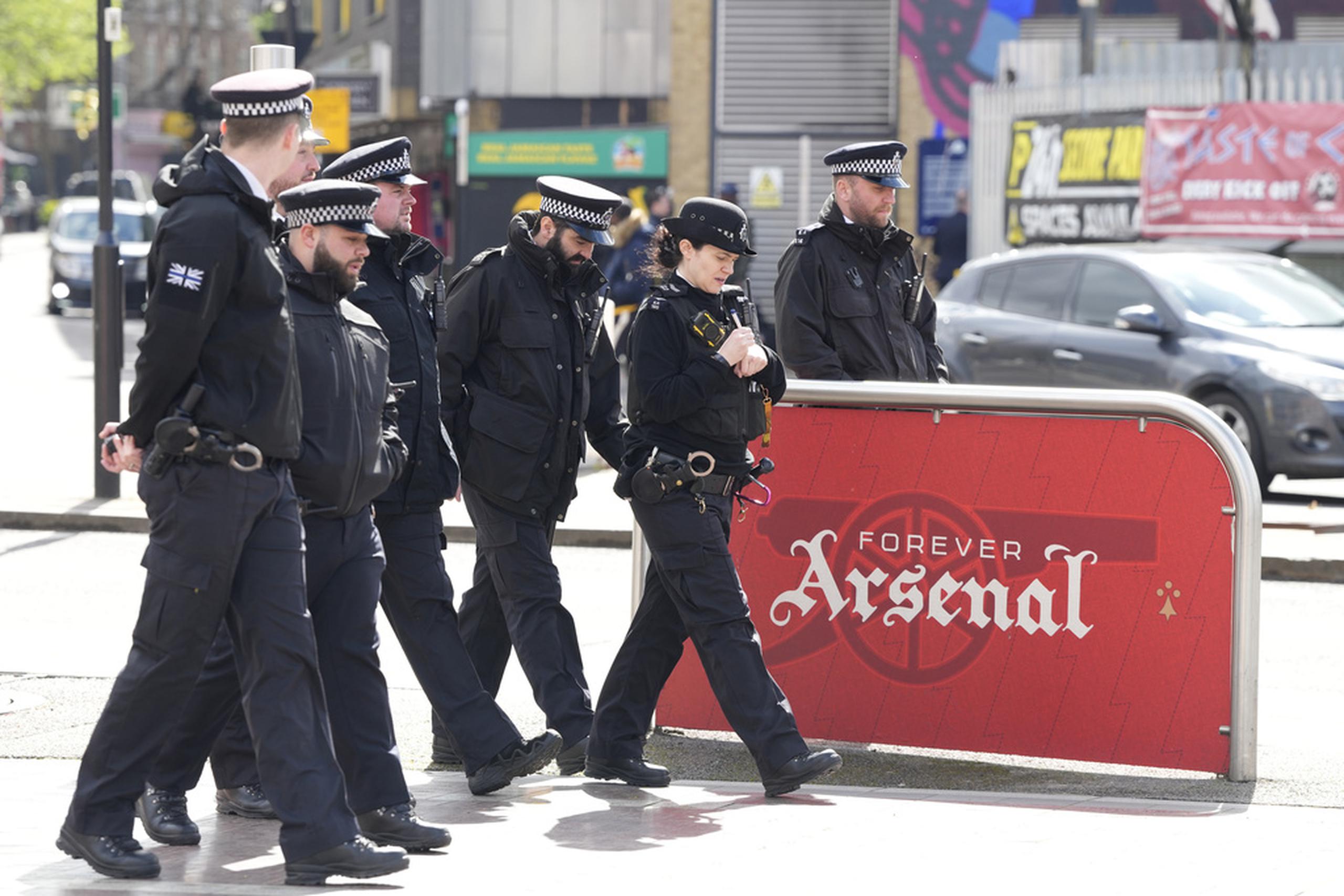 Agentes de policía llegan al Emirates Stadium previo al partido entre Arsenal y Bayern Múnich por la Liga de Campeones.