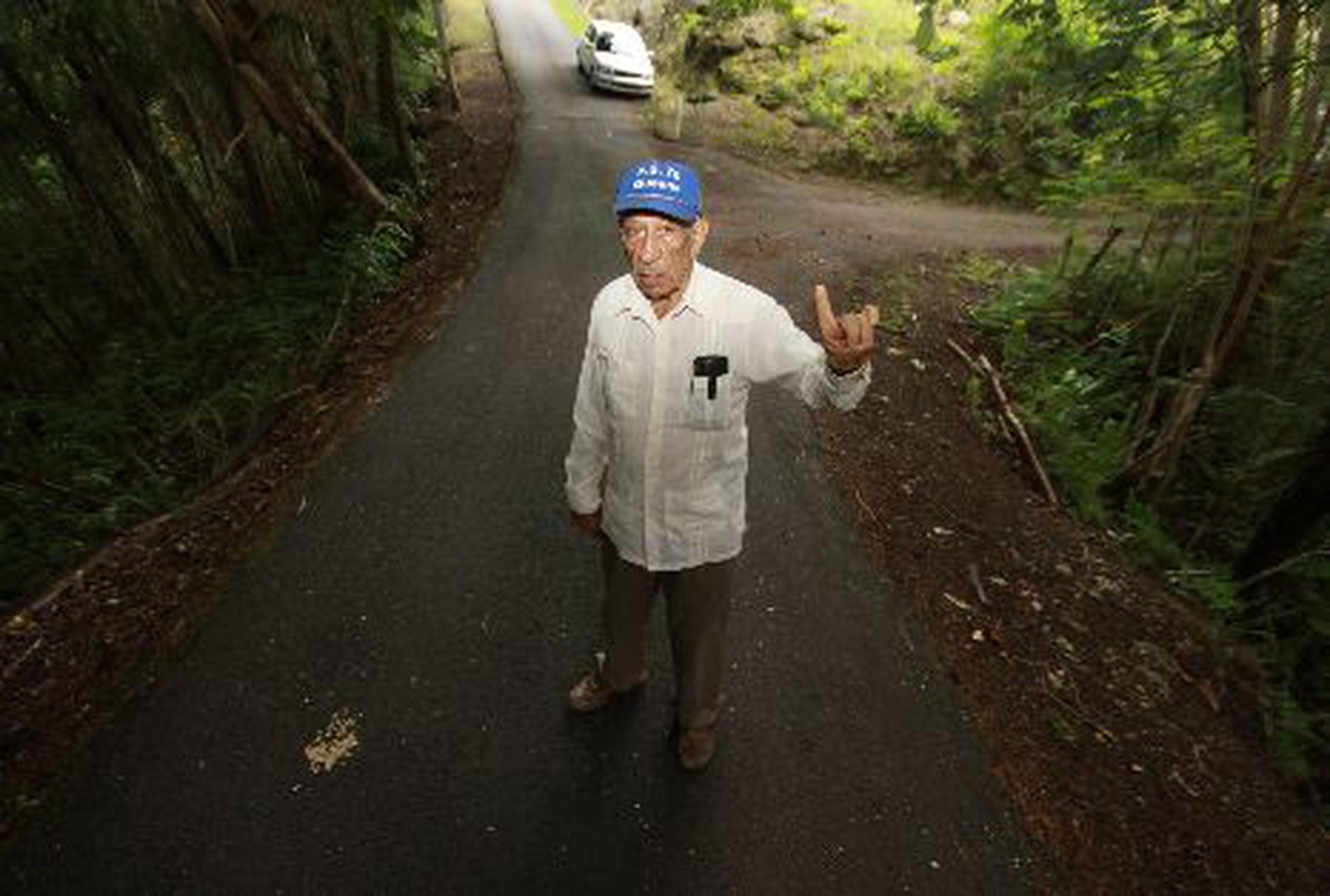  Ángel Class, de 77 años, lleva  más de un año pidiéndole al Municipio que arreglen un camino peligroso.&nbsp;<font color="yellow">(Para Primera Hora / Nelson Reyes Faría)</font>