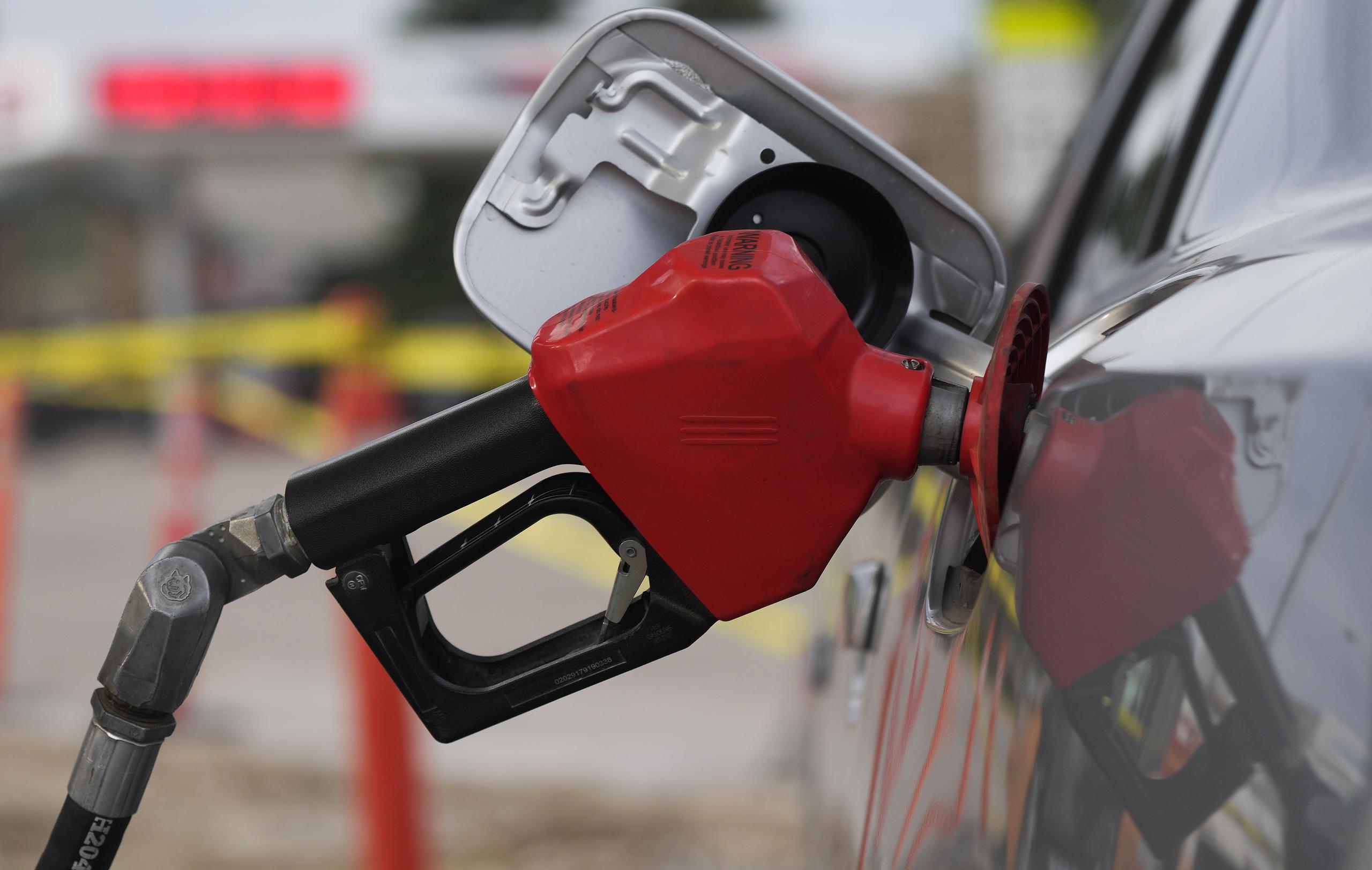 A nivel nacional, el precio más alto de la gasolina regular se encontraba en Los Ángeles (5.65 dólares por galón) y el más bajo en Baton Rouge, Luisiana (3.90 dólares el galón).