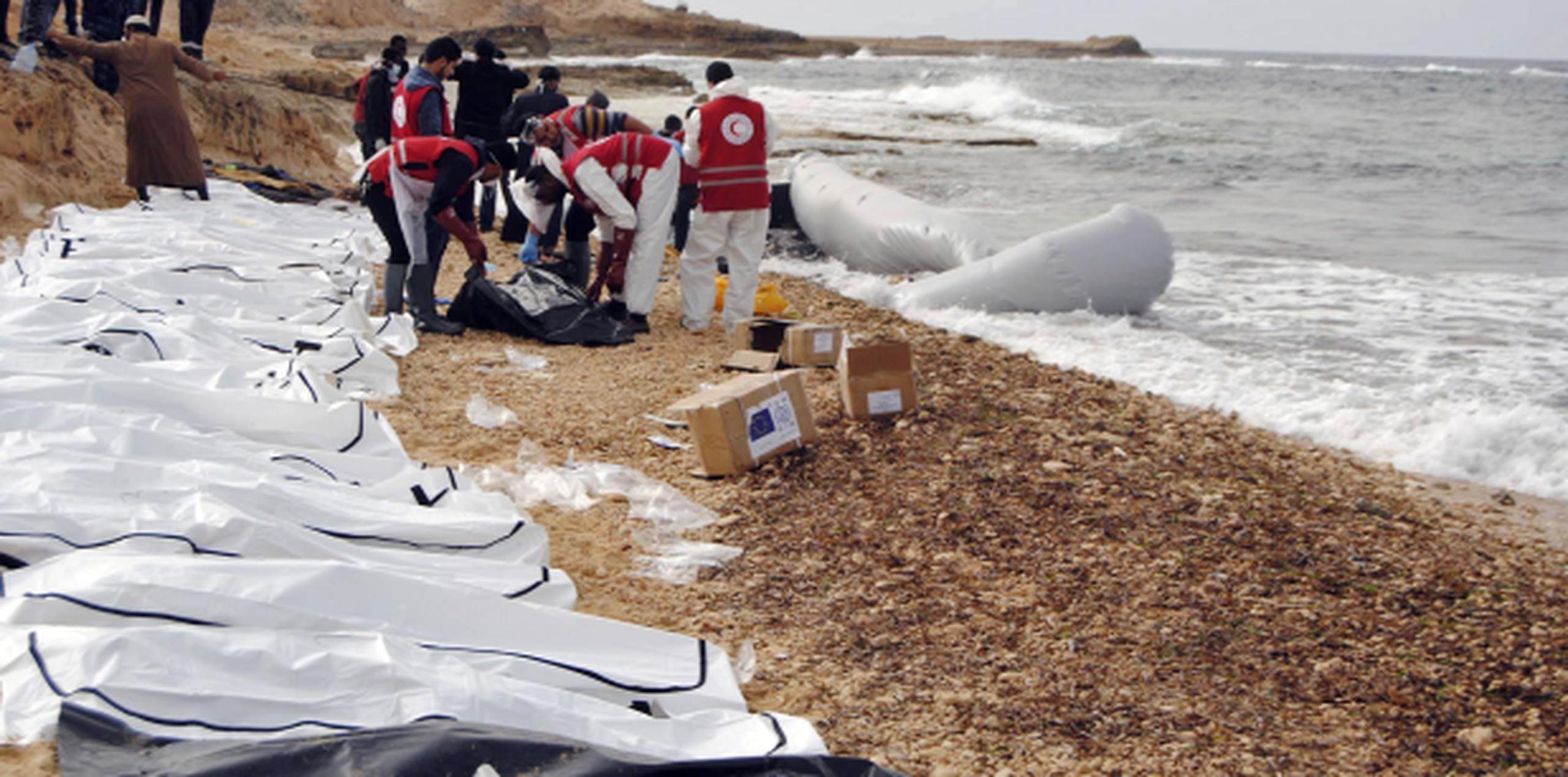 Trabajadores de la Media Luna Roja libia tuvieron que lidiar con la triste tarea de recuperar los cadáveres en la playa de Zawiya. (AP)