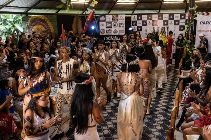 Indígenas modelan durante la I Muestra Intercultural de Moda Indígena, en Manaos, en la Amazonía Brasileña. EFE/Raphael Alves
