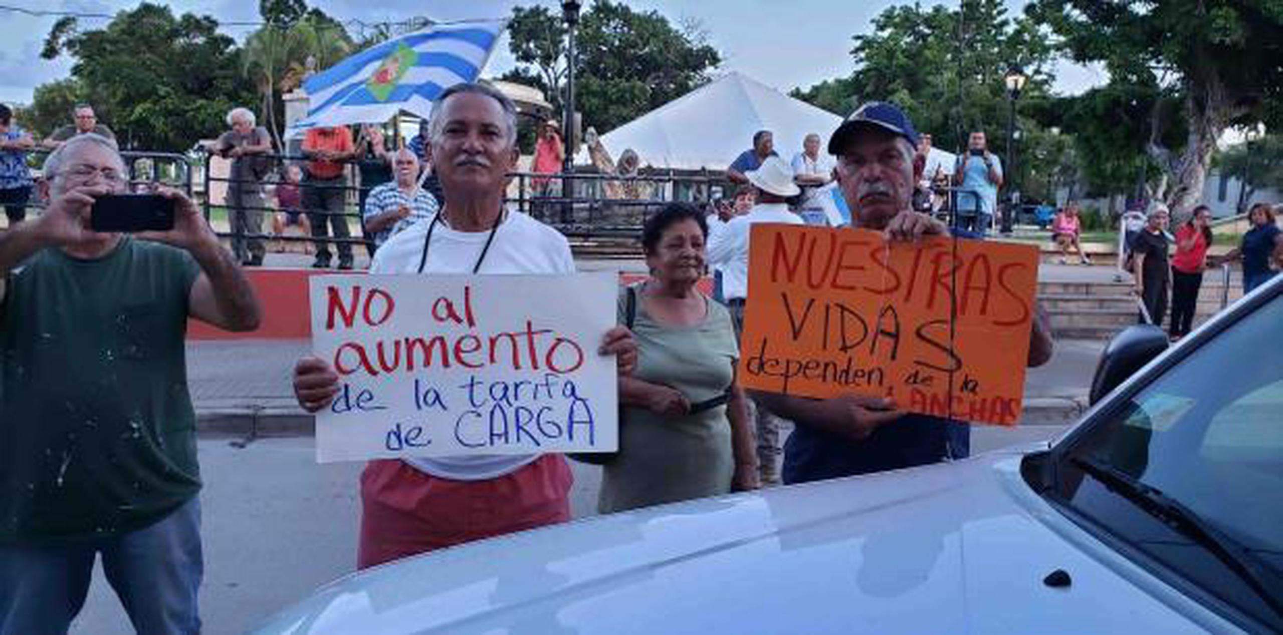 Manifestantes impiden la salida de la directora de ATM, Mara Pérez.   (Suministrada)