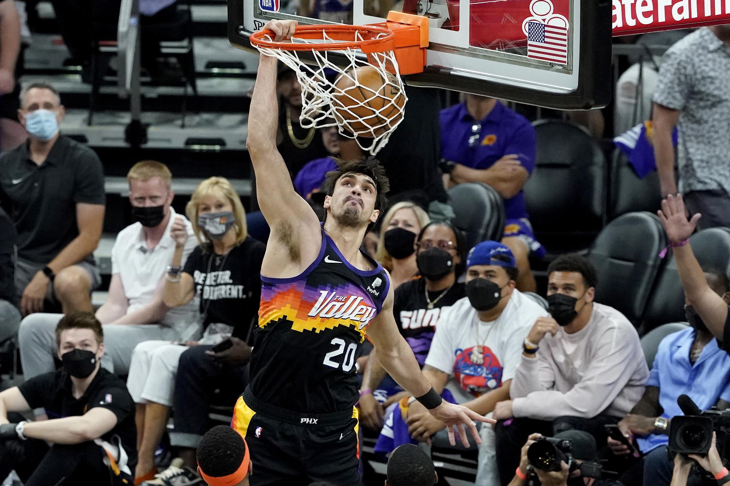 Dario Saric, delantero de los Suns de Phoenix, donquea un balón durante el desafío del miércoles que su equipo dominó 123-98.