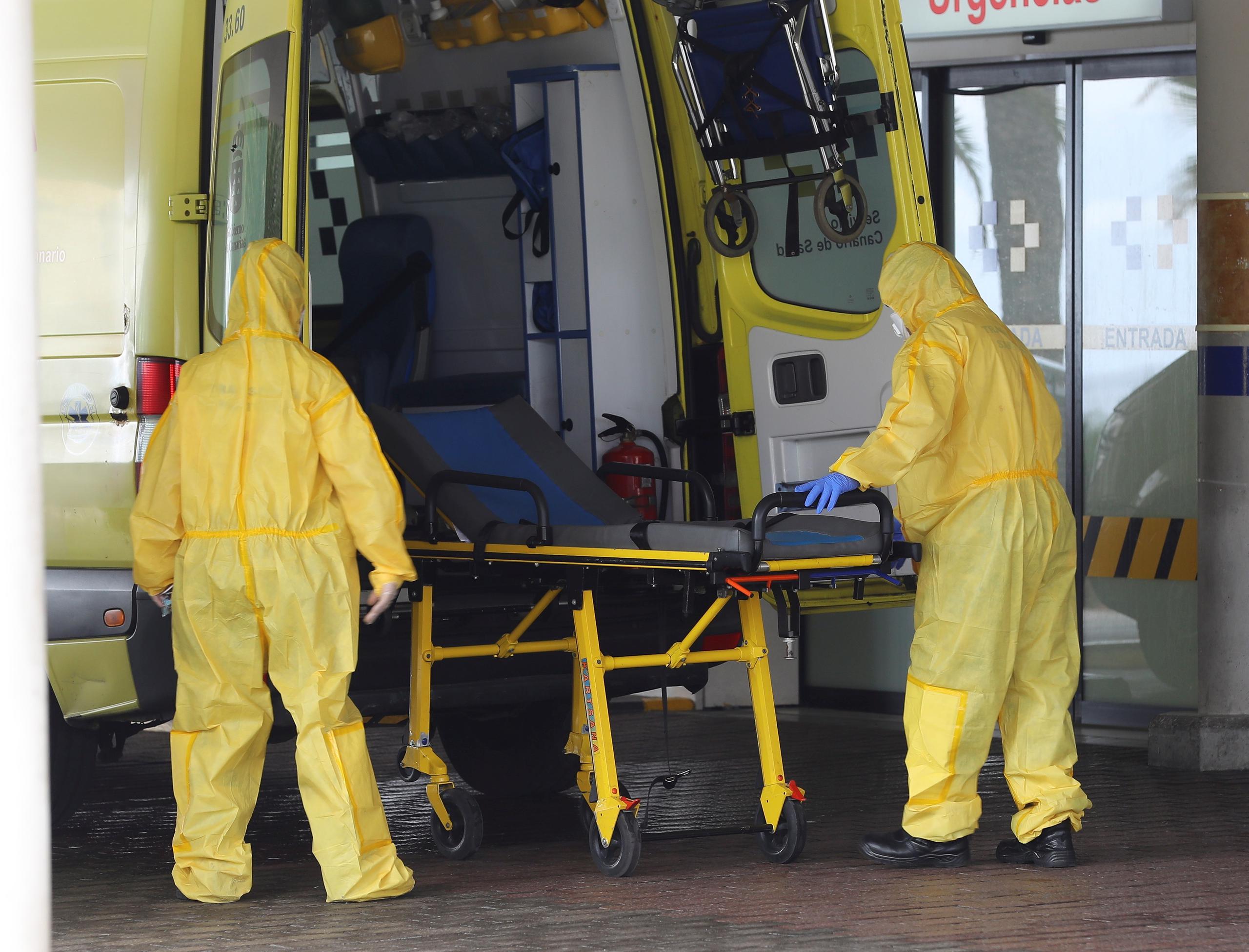 Personal del Servicio Canario de Salud prepara este jueves una ambulancia en la puerta de Urgencias del Hospital Universitario Insular de Gran Canaria.