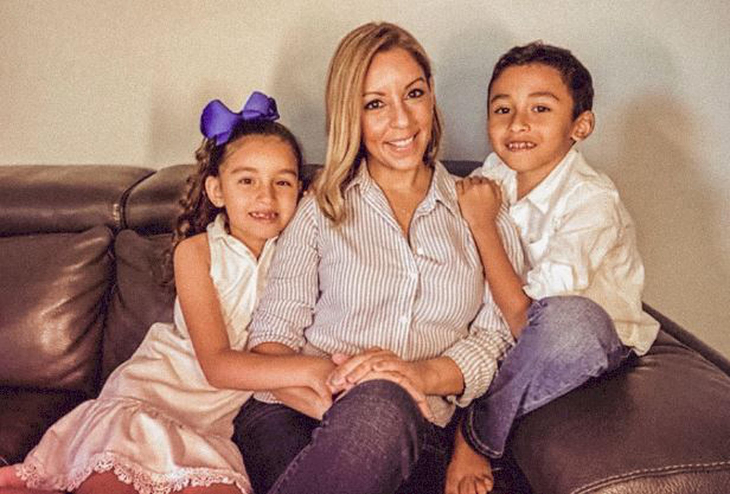 La doctora Mugette Isona, junto con sus hijos, participa de la iniciativa Comparte tu esencia de L’Oréal en Puerto Rico.